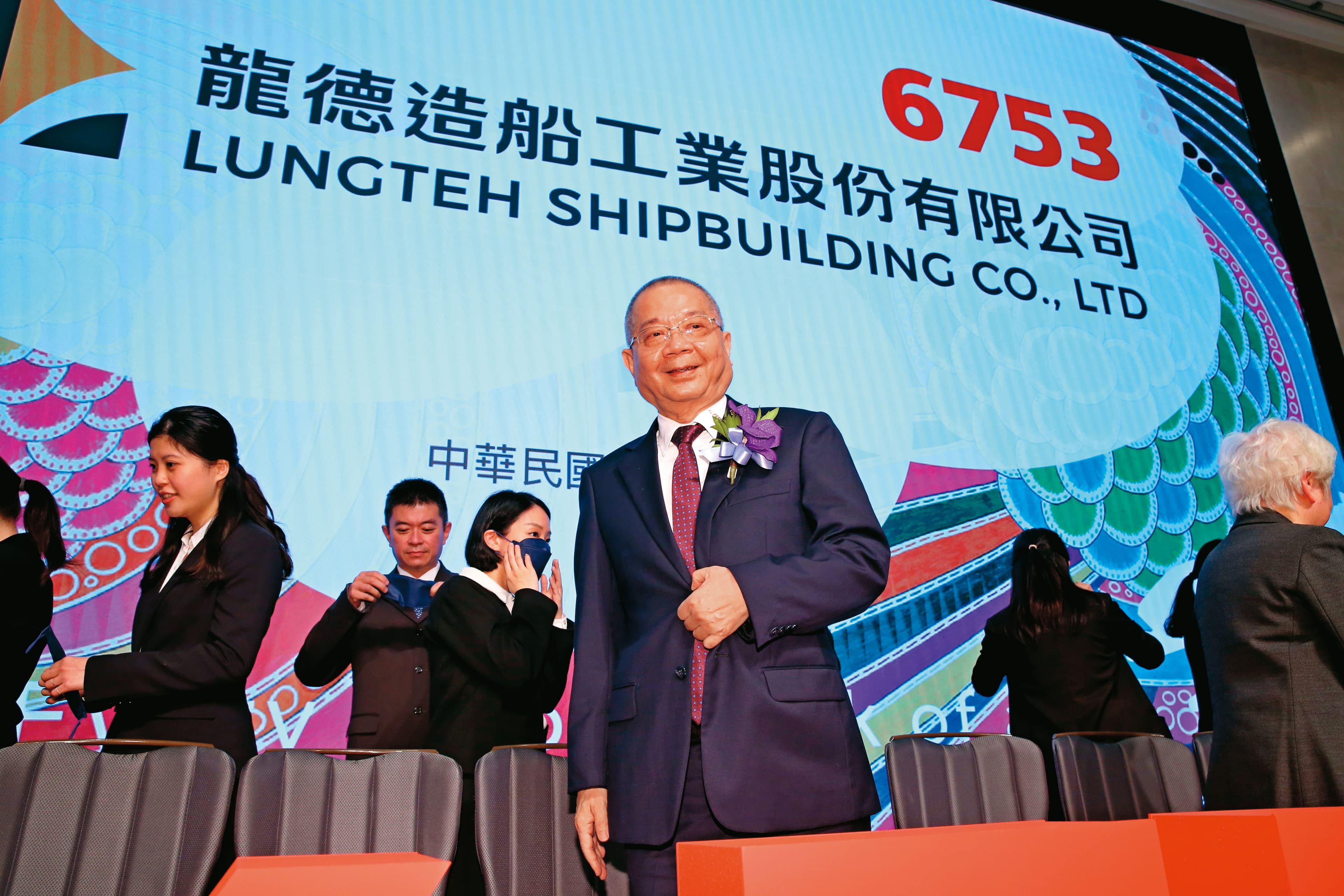 中科院研製台灣第一個多用途水下無人載具—慧龍專案，船體委由龍德造船負責，一舉打開過去封閉的國防供應鏈。中為龍德造船董事長黃守真。