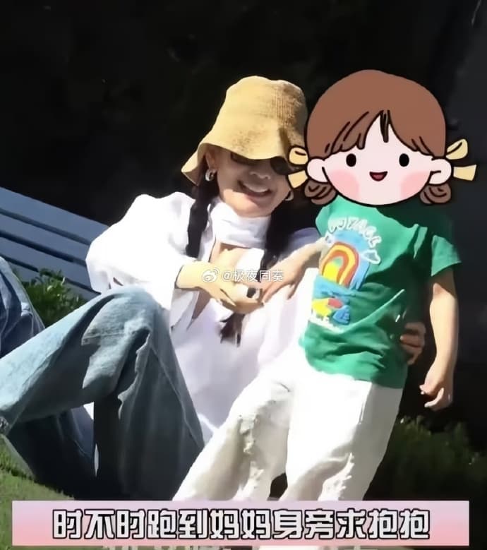 王鷗被拍到帶女兒去學校。（翻攝自微博）