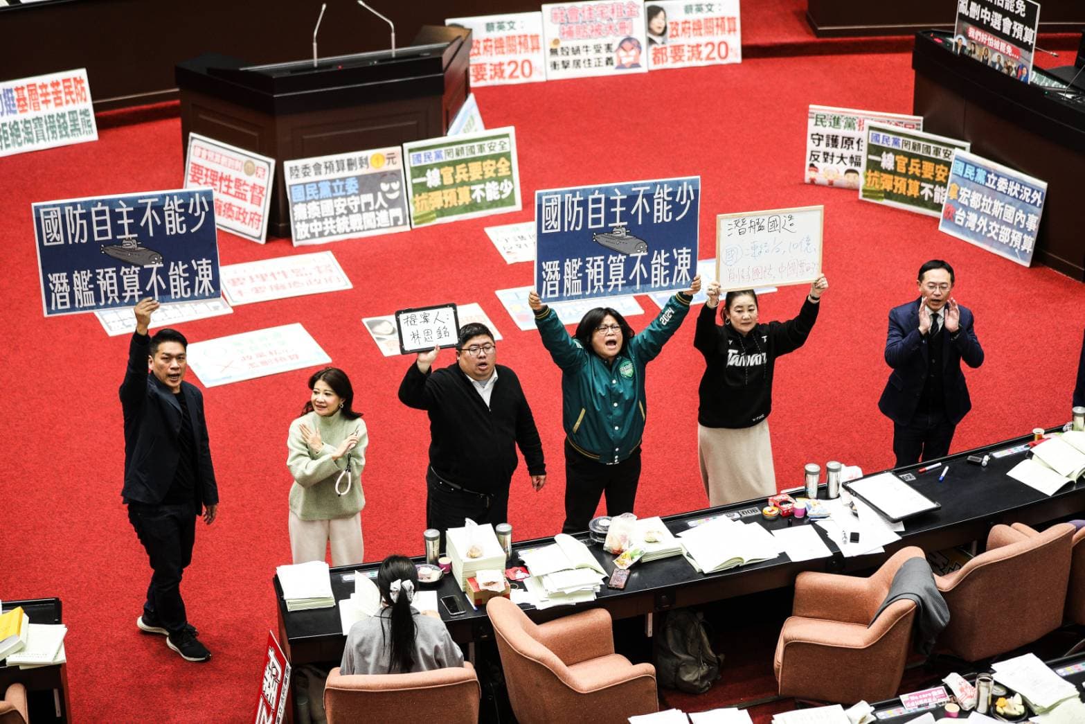 民進黨立委在表決期間高舉手板反對刪凍部會預算。