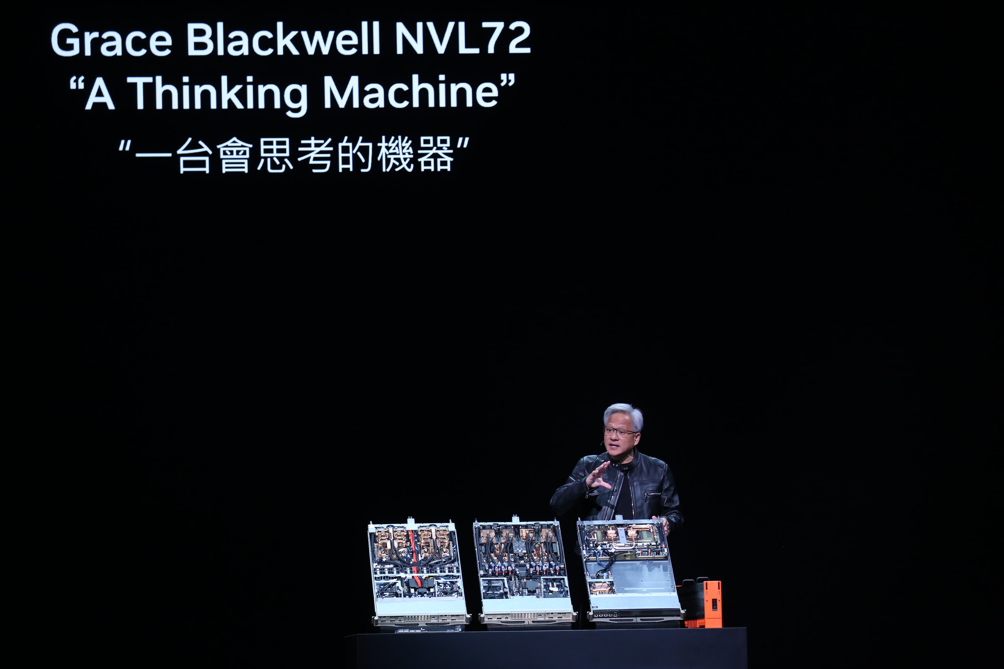 黃仁勳演講中提出AI演進的下一波浪潮——物理AI（Physical AI），並正式宣布具備超大規模推理能力的AI超級電腦平台Grace Blackwell正式量產。（鏡報新聞網提供）