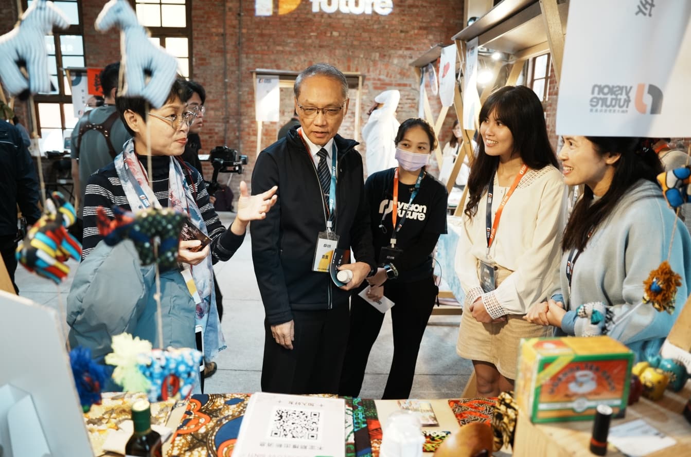 慈濟基金會執行長顏博文（左2）期待結合更多共善的力量，為全球、社會、人群傳遞正向影響。（慈濟基金會提供）