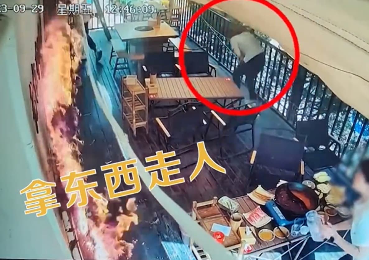 釀禍的女子第一時間躲在角落，隨後趁機收拾物品開溜。（翻攝自微博）