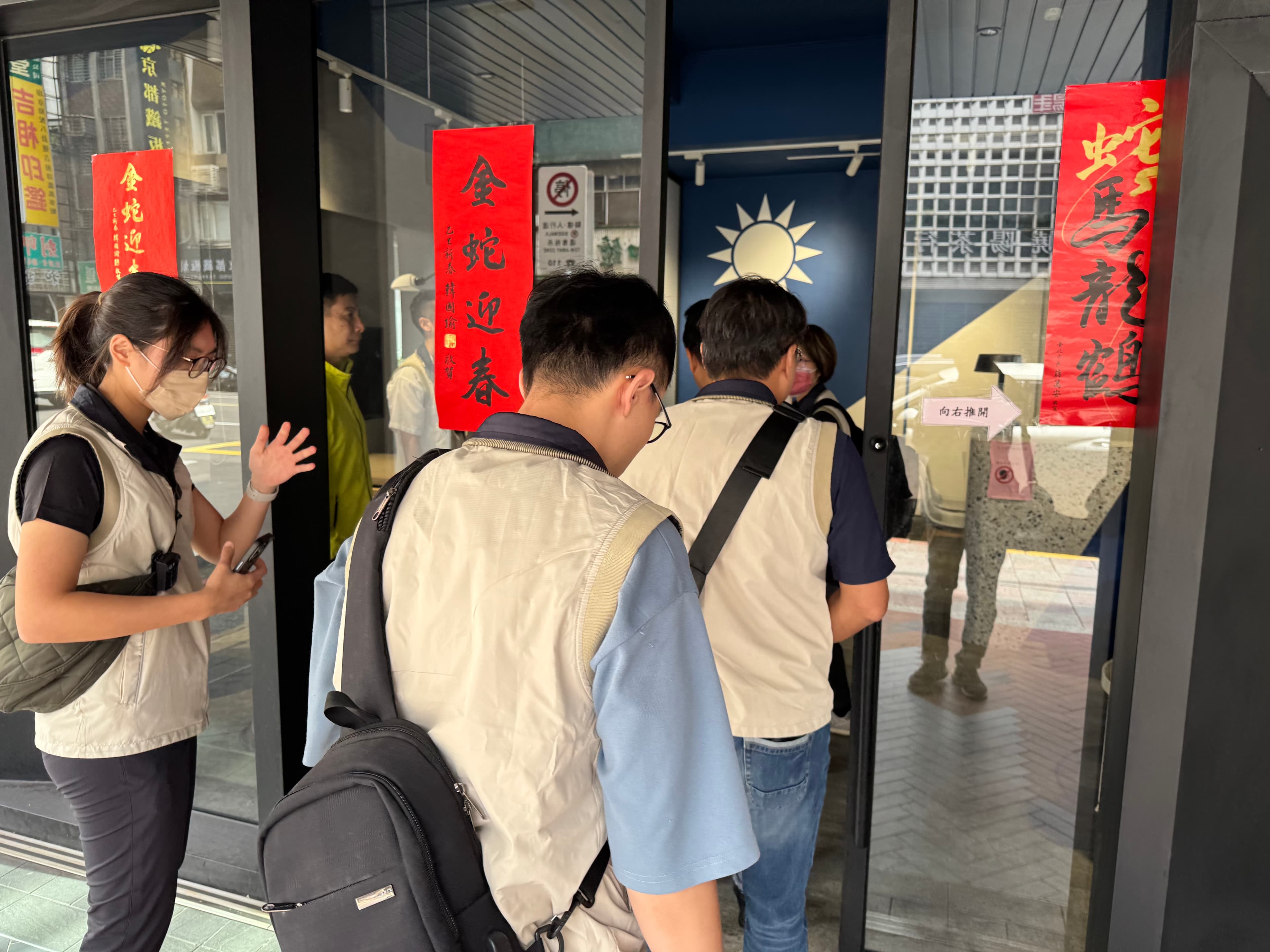 檢調今（17日）上午前往國民黨台北市黨部，進行搜索。