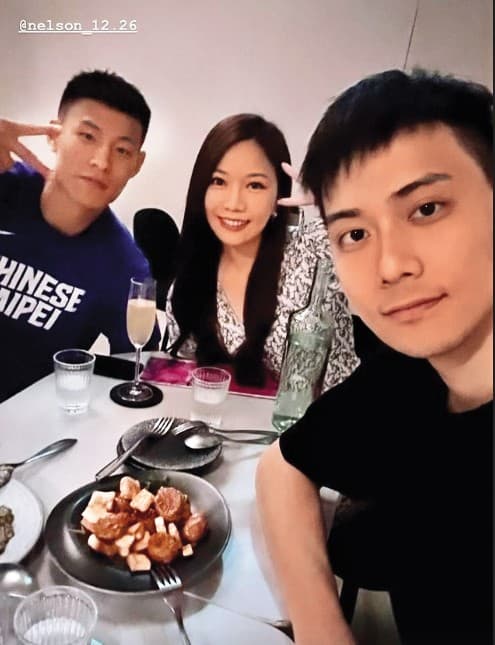 蔡尚樺（中）有意無意上傳當時男友交大仔仔（右）與林秉聖（左）相約吃飯的畫面，還稱兩男是好朋友，企圖營造3人是好友的假象。