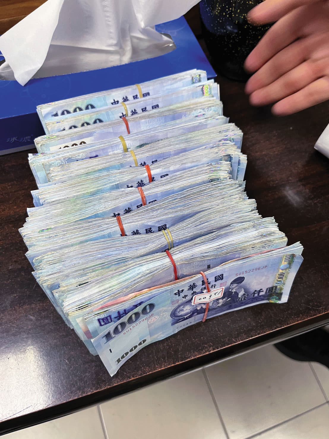 檢警從蔡政宜住處查扣百萬現金，懷疑其他值錢物品已被藏匿。（翻攝畫面）