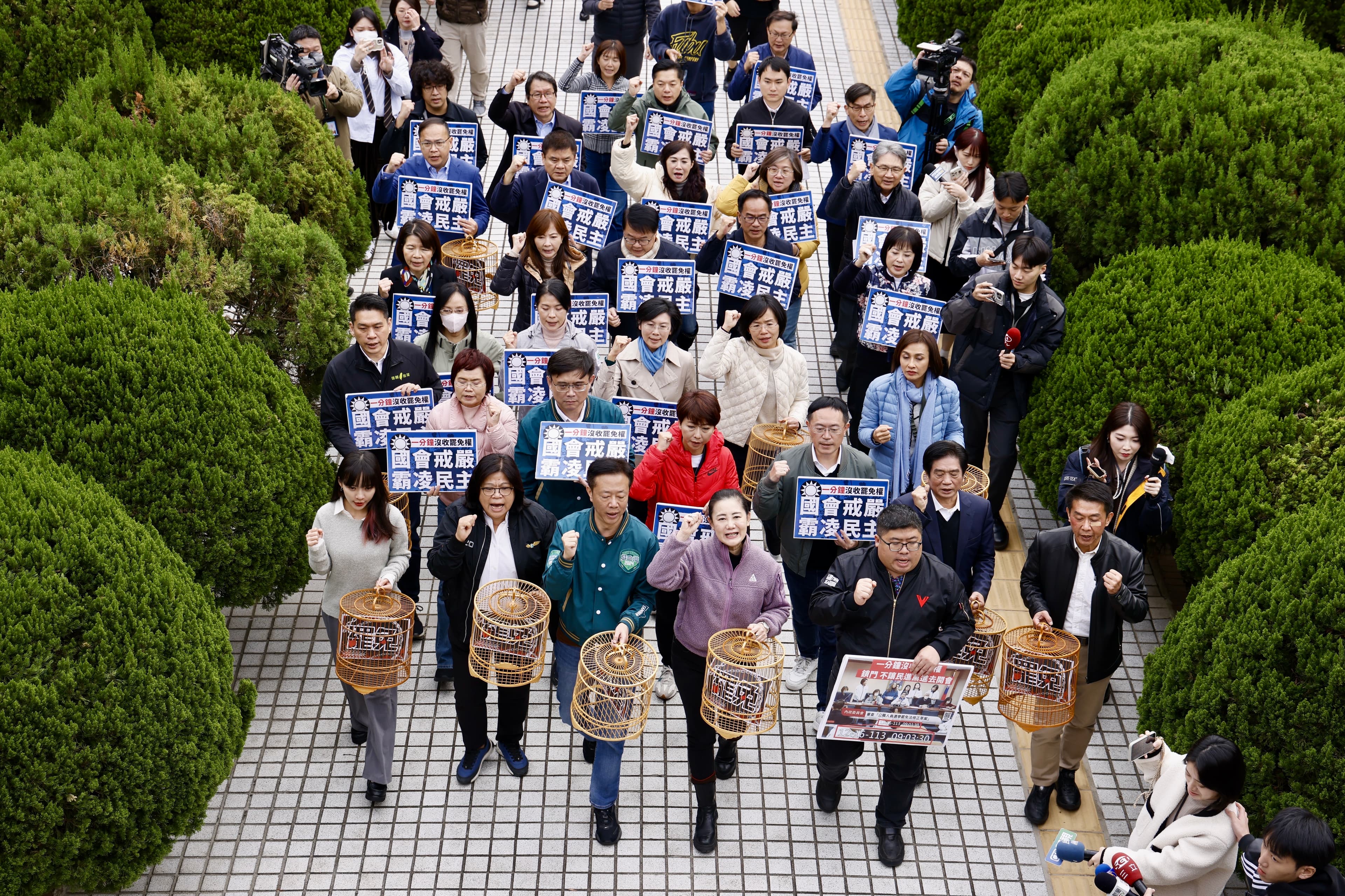 民進黨團高舉標語抗議國民黨強修《選罷法》。