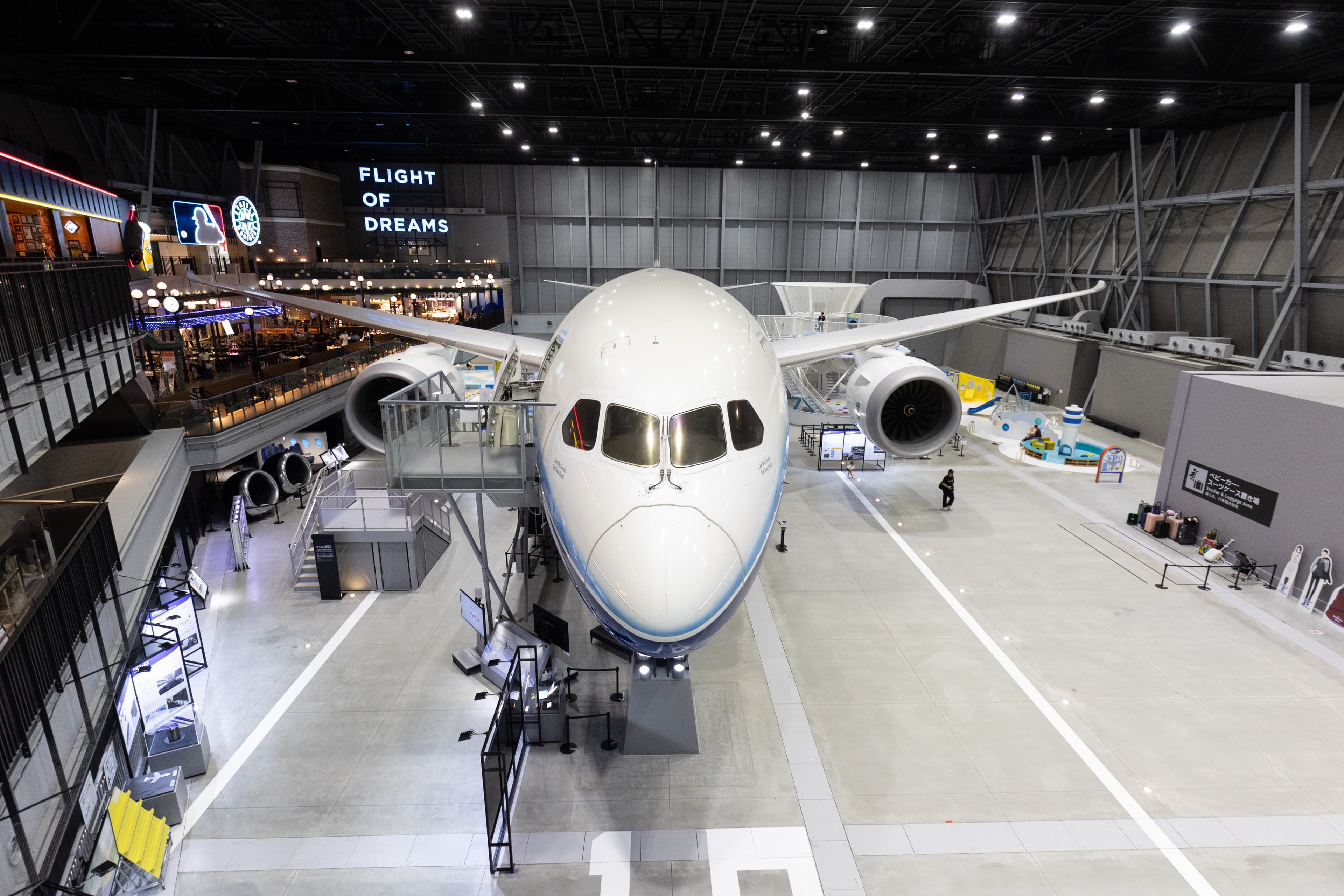 中部國際機場內有一座以波音787首架原型機打造的「FLIGHT OF DREAMS」航空主題區。