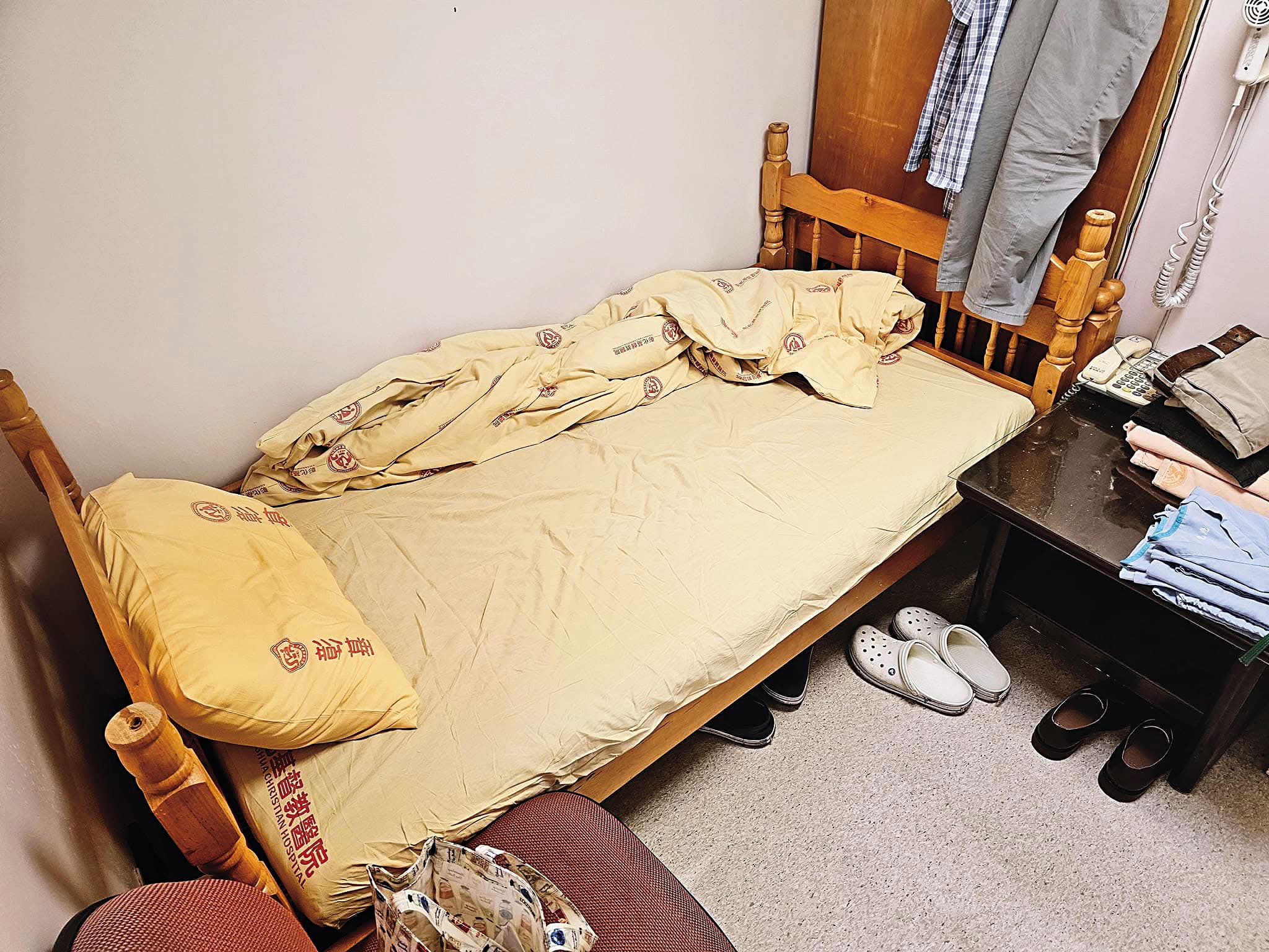 陳舜任在彰基兒急睡了9年的值班室小床，床的長度無法讓腳伸直。（陳舜任提供）
