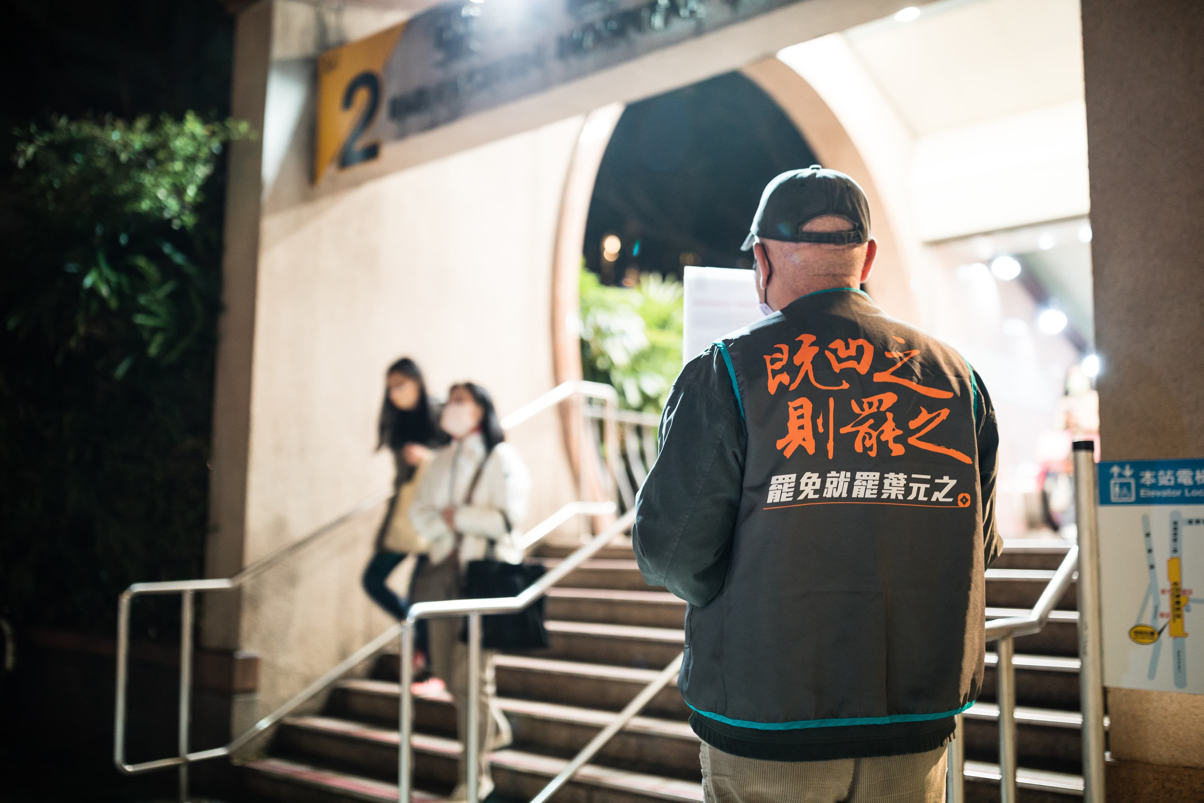 不少支持罷免的民眾趁春節返鄉，向故鄉親友說明罷免不適任立委概念。圖為罷免葉元之志工。