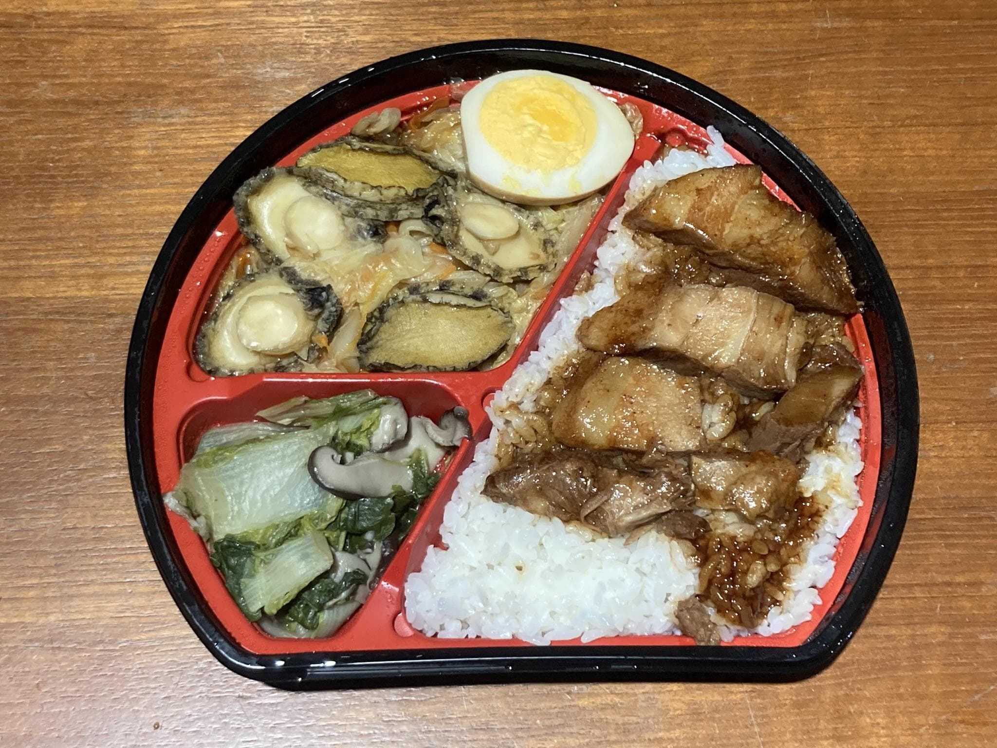 網友開箱「涵碧美饌紹興東坡富貴鮑魚御膳」便當,主食有鮑魚與東坡肉。(翻攝PTT)