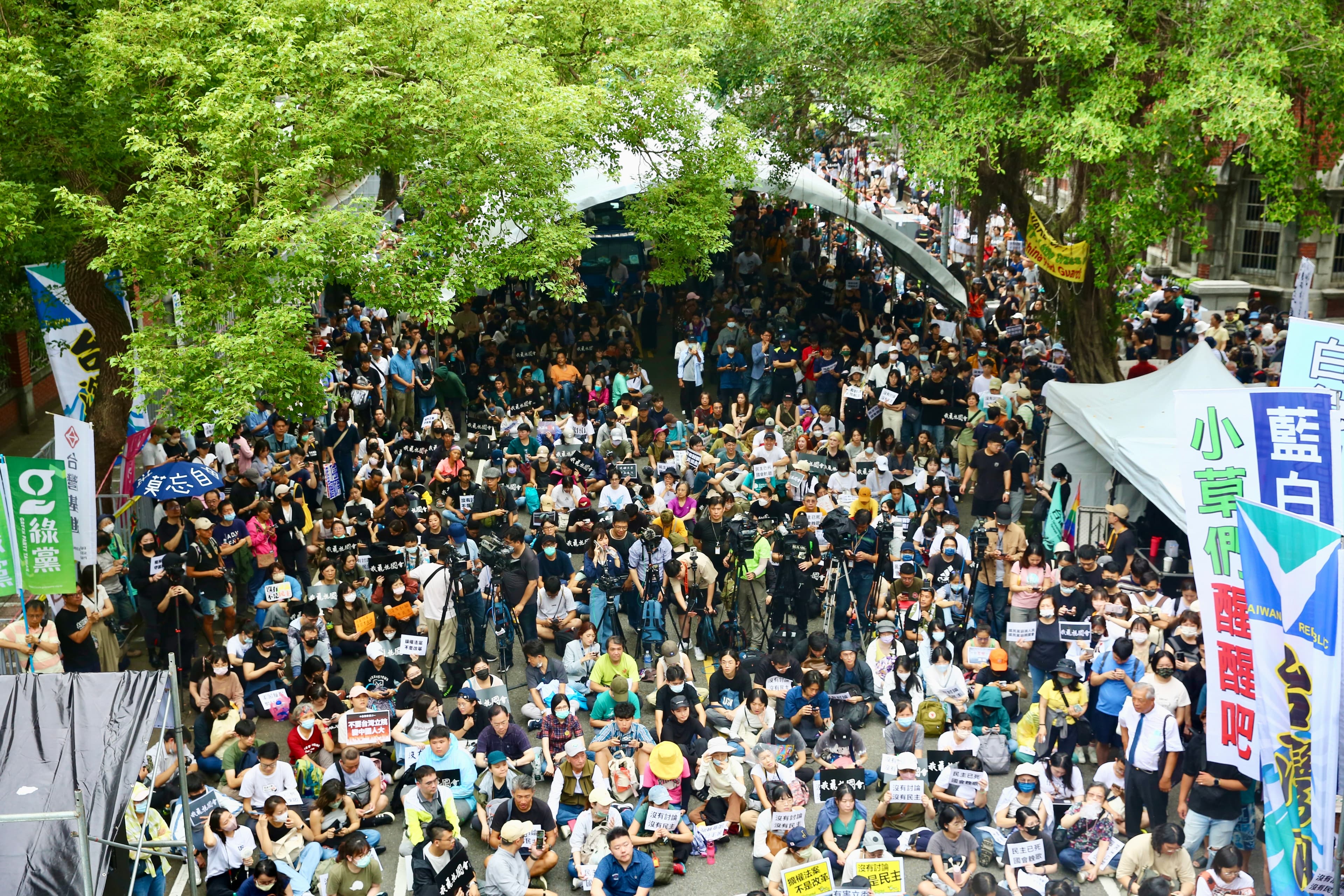 今日聚集在議會外的民眾，場面浩大，但許冠澤表示，若國會仍一意孤行，將會號召更多群眾站在這個地方。