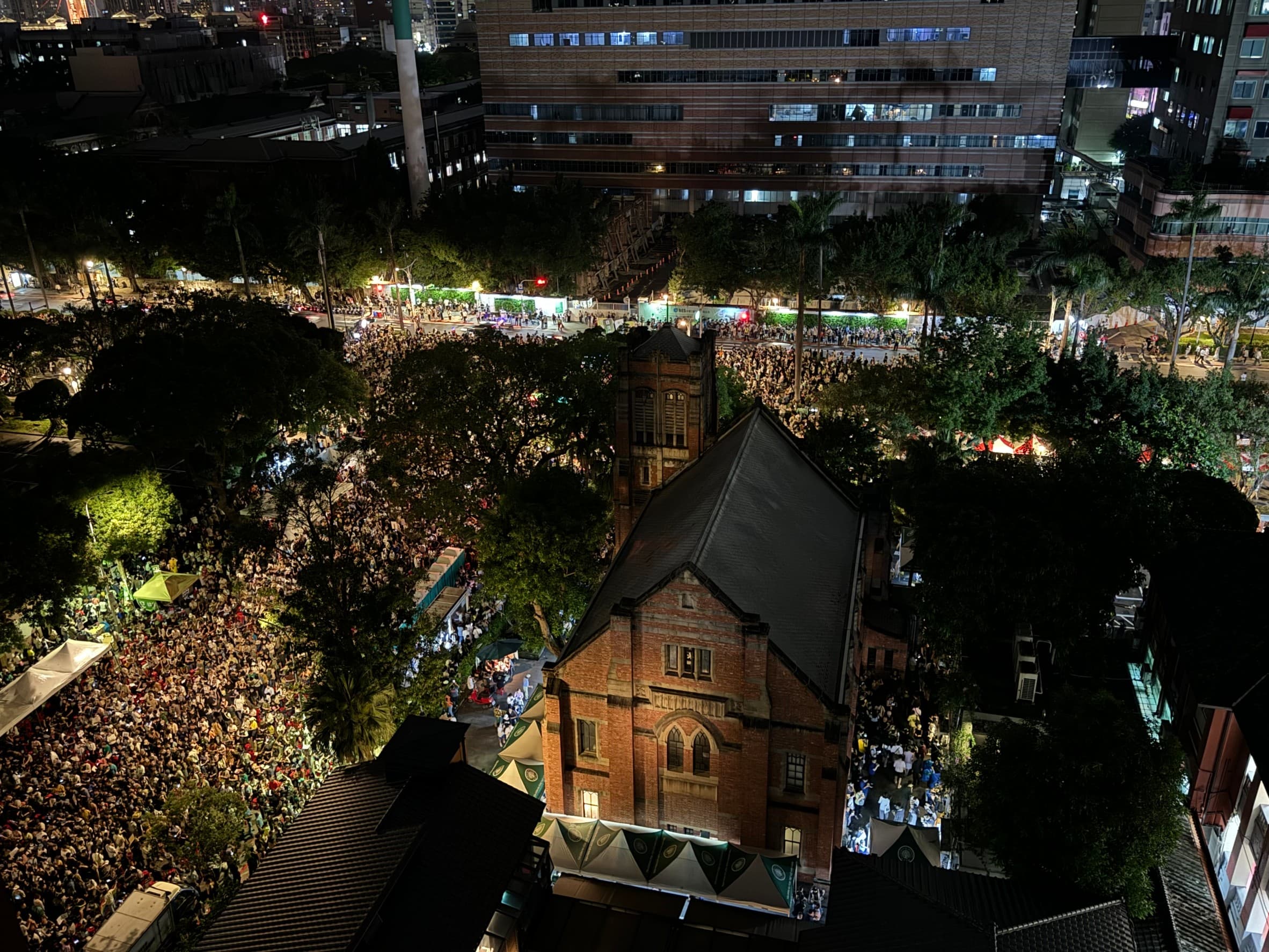 場外人潮不斷外溢，與10年前太陽花學運時有得比。