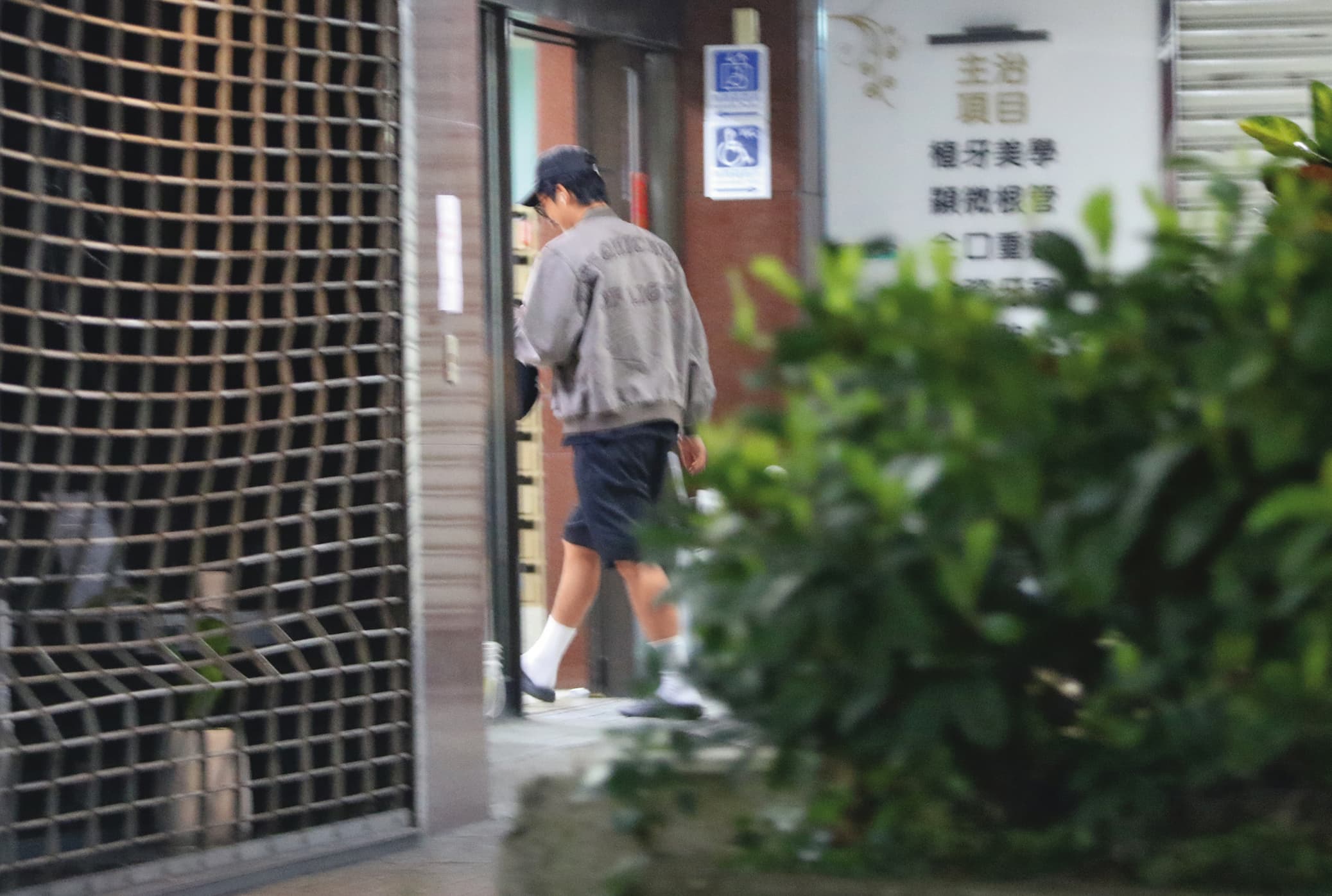 3月29日19:05，傍晚曾敬驊穿上襪子又外出辦事，沒多久回到有羅念等候的家。