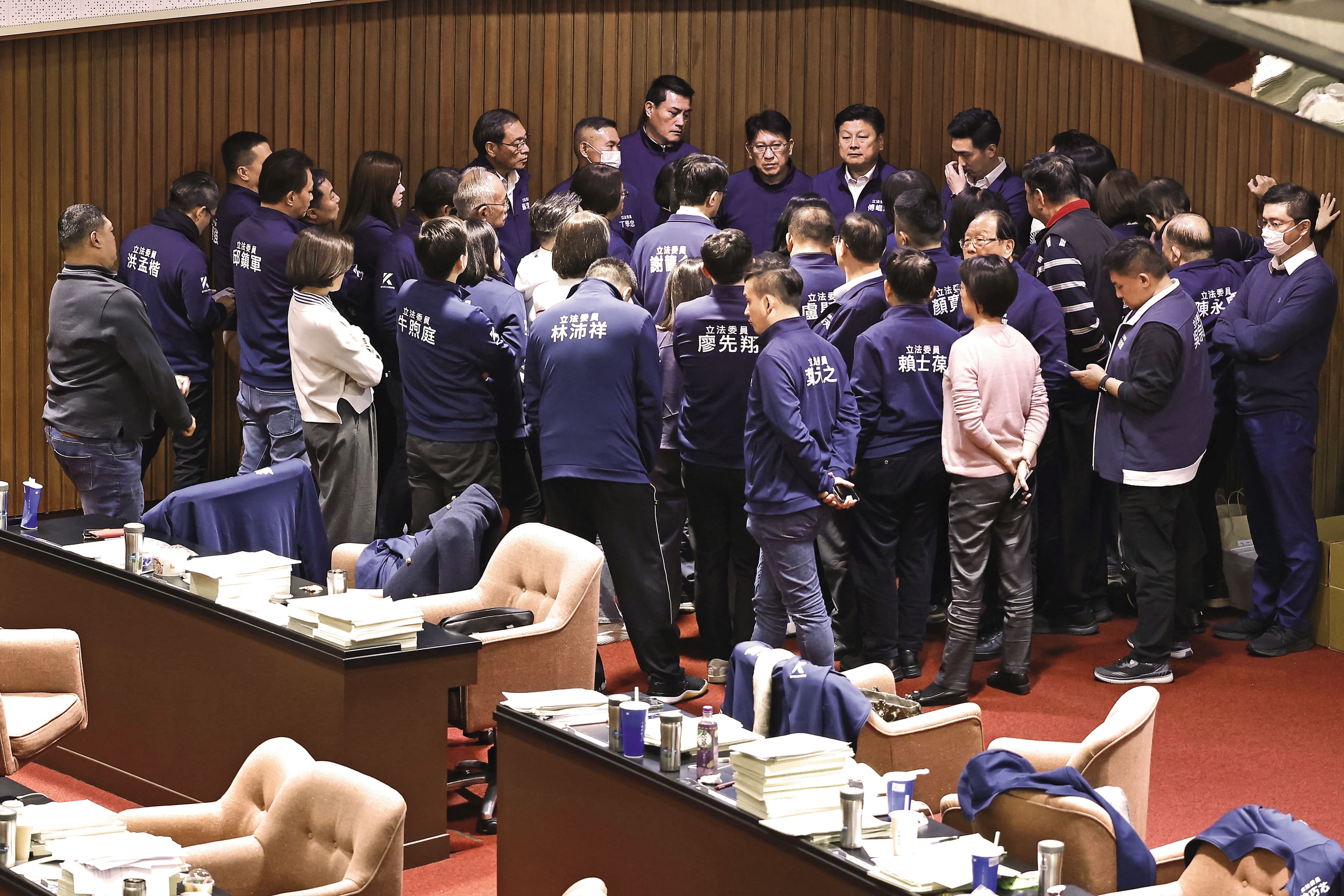 中選會10日公布，已有34件罷藍案通過第一階段查對，正式進入第二階段連署。