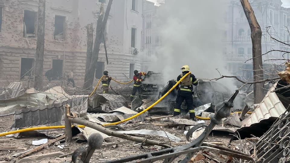 俄羅斯13日以飛彈襲擊烏克蘭東北部城市蘇梅，造成至少34人死亡、117人受傷。（翻攝自X@ZelenskyyUa）