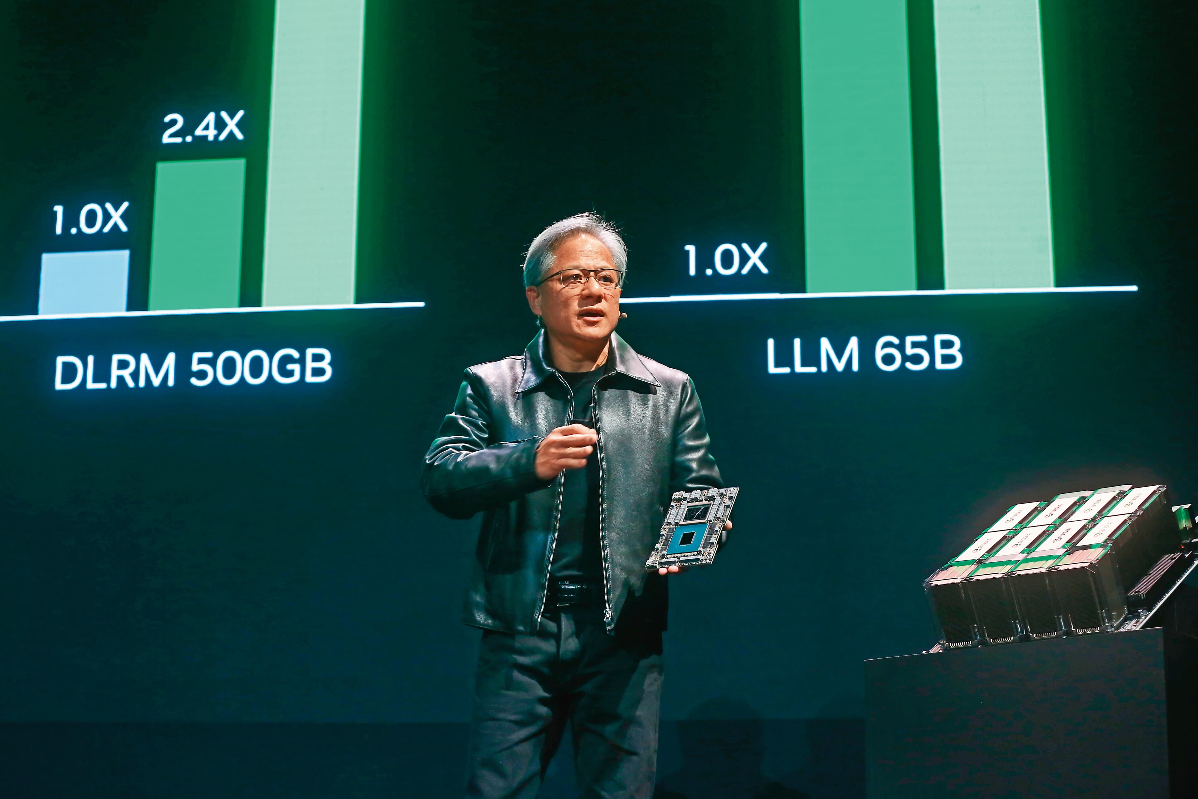 CoWoS先進封裝技術在人工智慧的需求推力下，吸引輝達、超微等晶片大廠爭相下單。圖為輝達執行長黃仁勳。