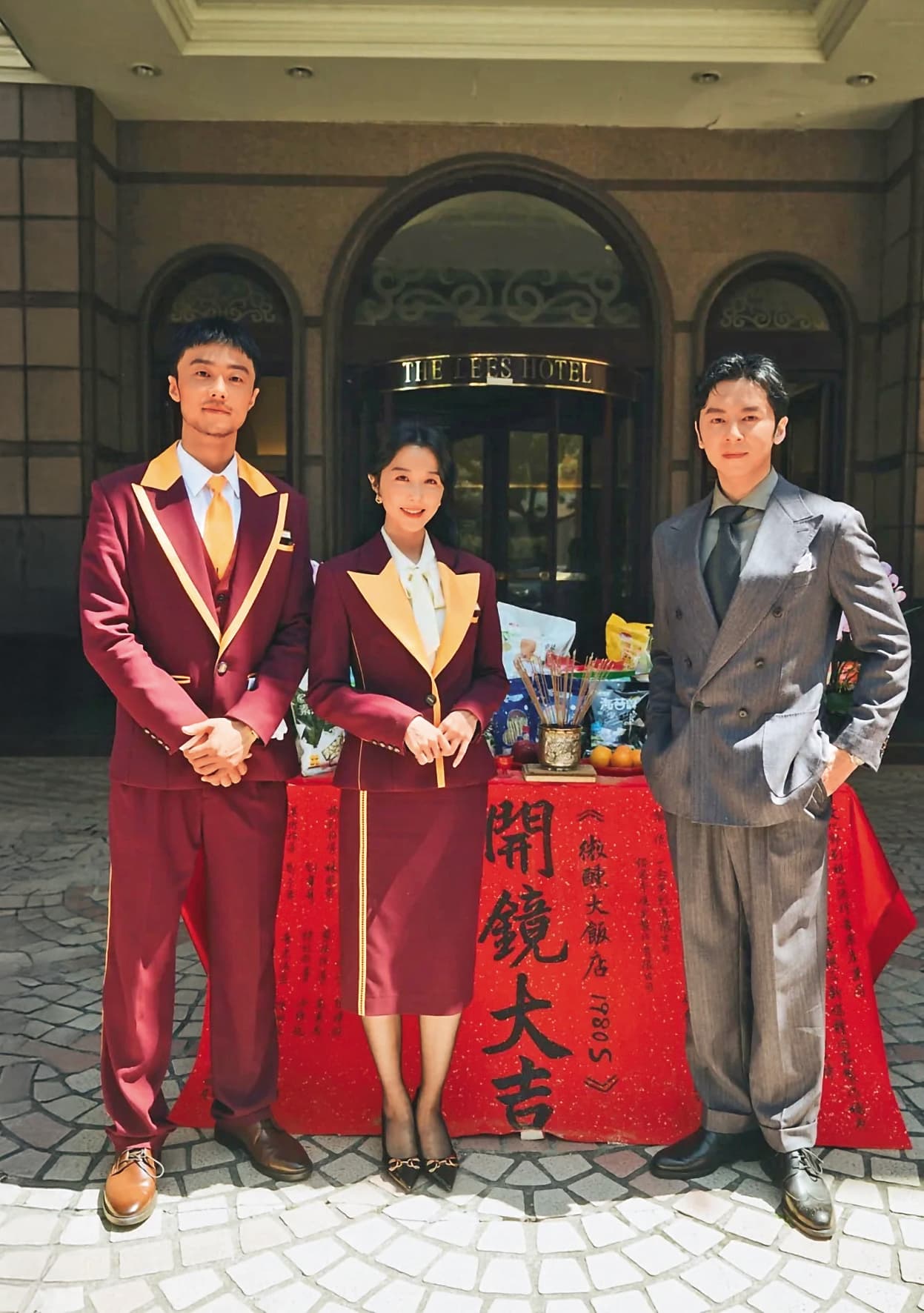 施柏宇（左）今年中才殺青和邵雨薇（中）、  李國毅（右）主演的全新影集《微醺大飯店1980s》。（一念電影提供）