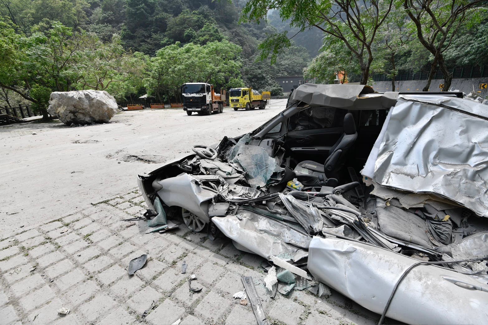 匯德隧道附近有車輛遭壓毀，場面驚心。