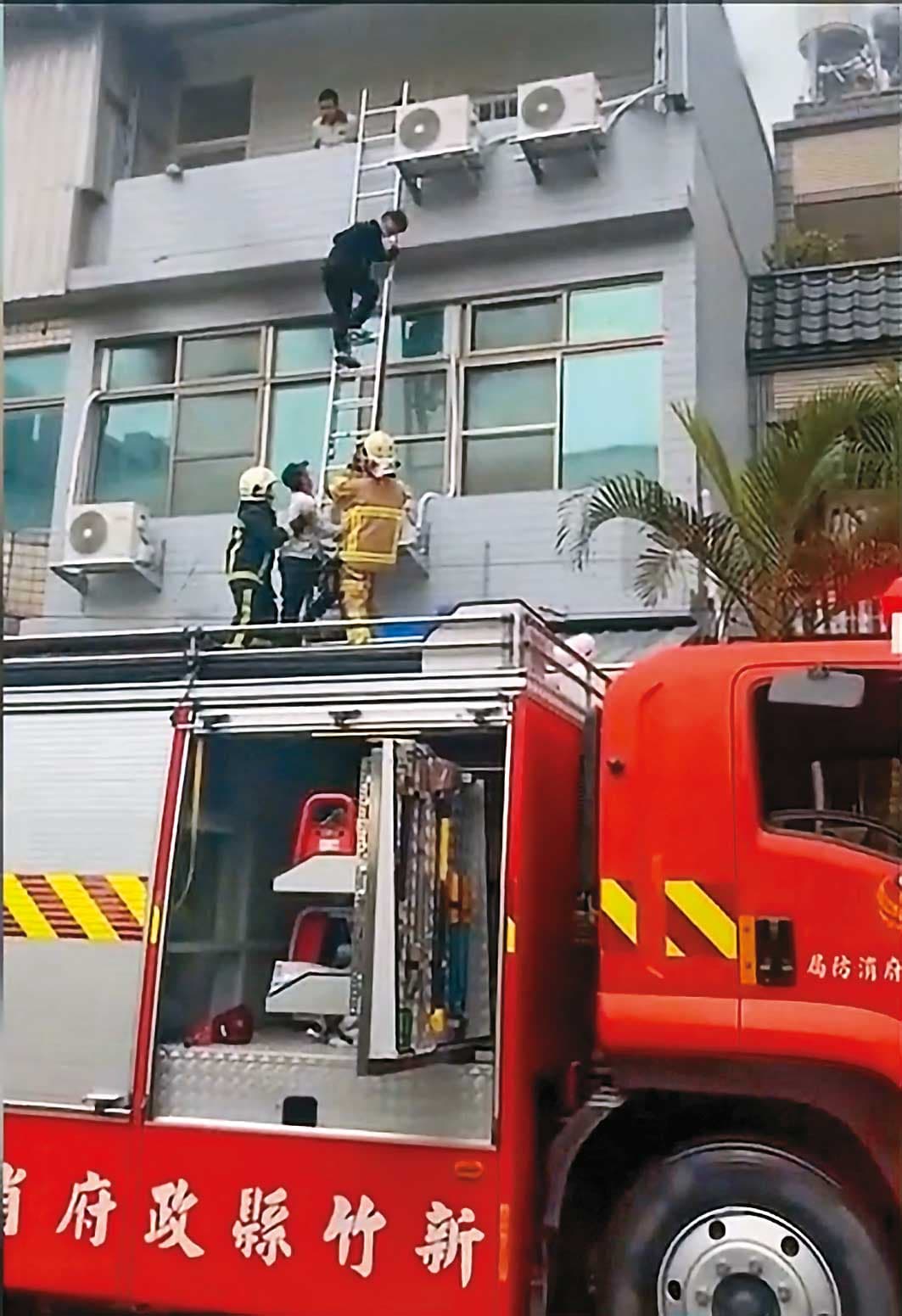 火災發生後，多位越南籍移工被消防隊救出。（讀者提供）