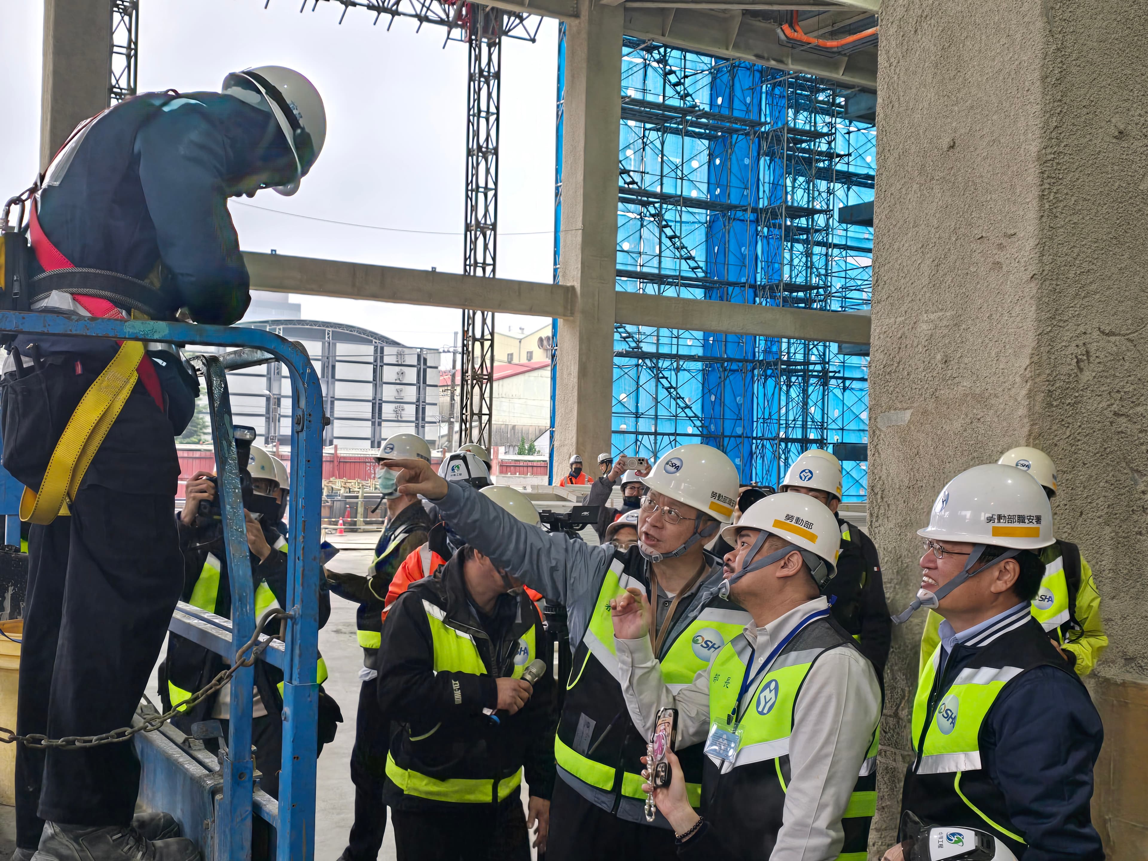勞動部長洪申翰提醒高空工作車作業勞工應確實使用背負式安全帶。（勞動部提供）