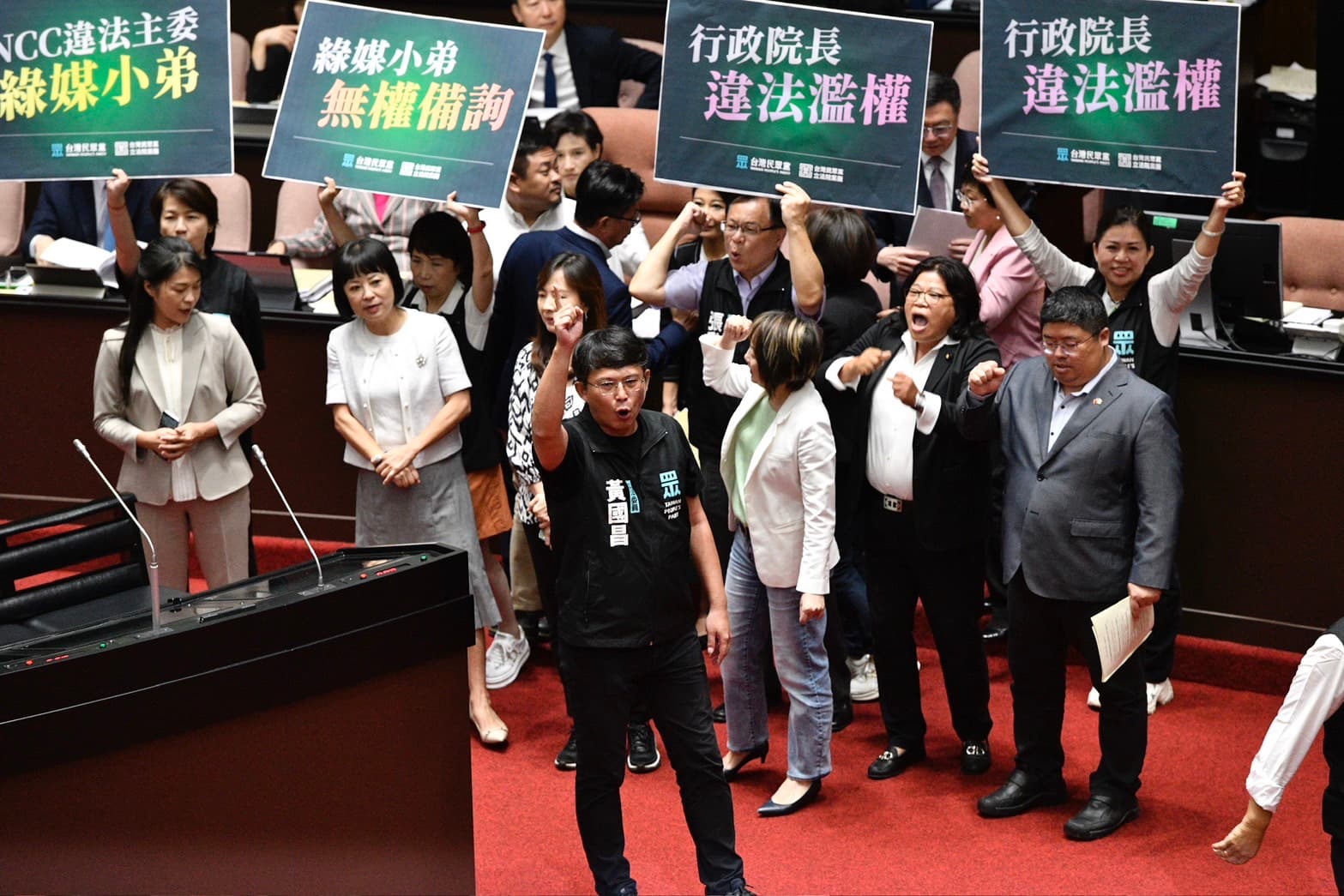 民眾黨團今在立法院議場內舉牌抗議NCC人事提名。