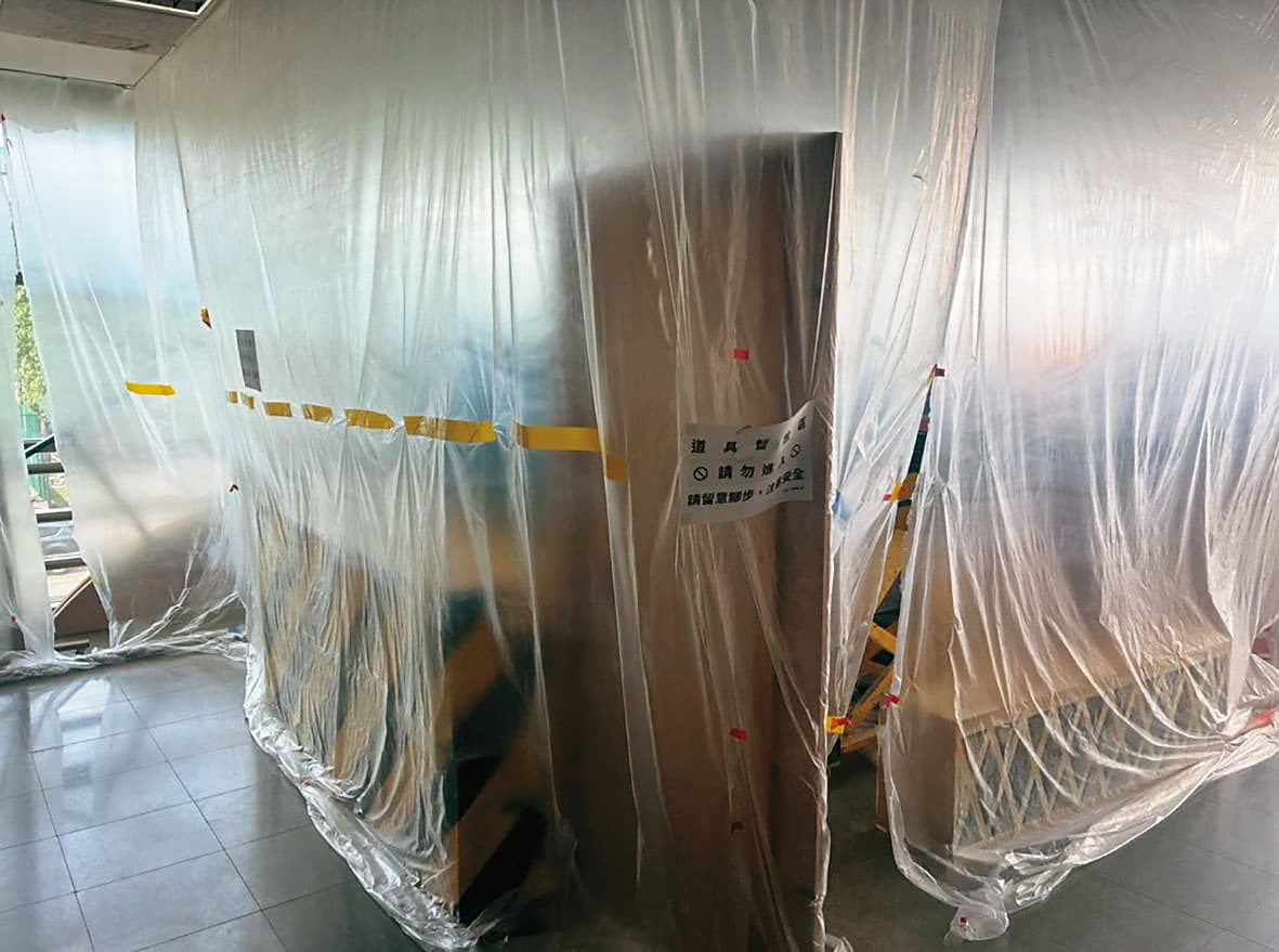 館長黃瓊瑩被控將未對外開放的教室，提供給劇團當倉庫、放置道具。（讀者提供）
