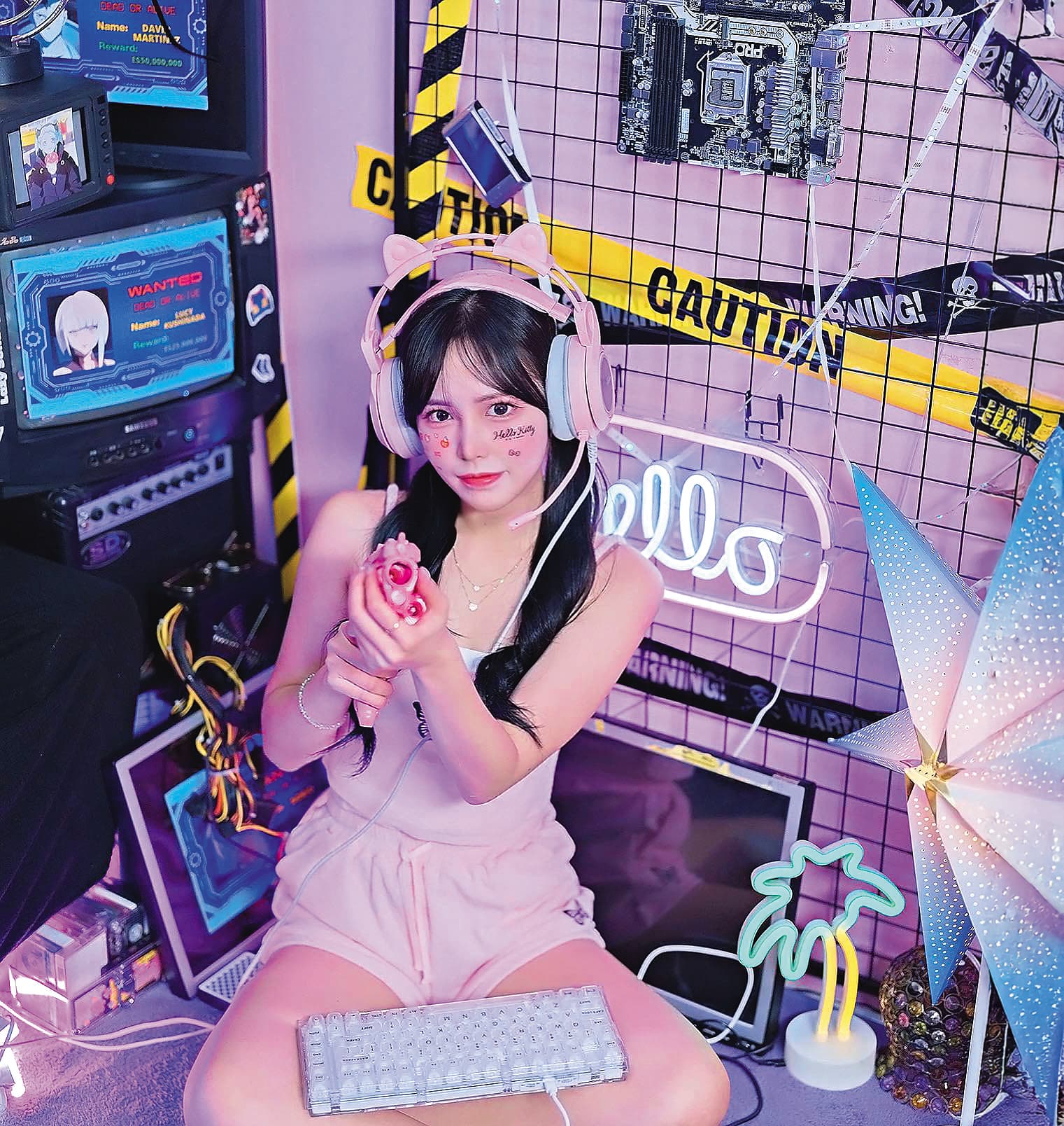 文慧真熱愛電競遊戲,休假可以玩上一整天。(翻攝自文慧真IG)