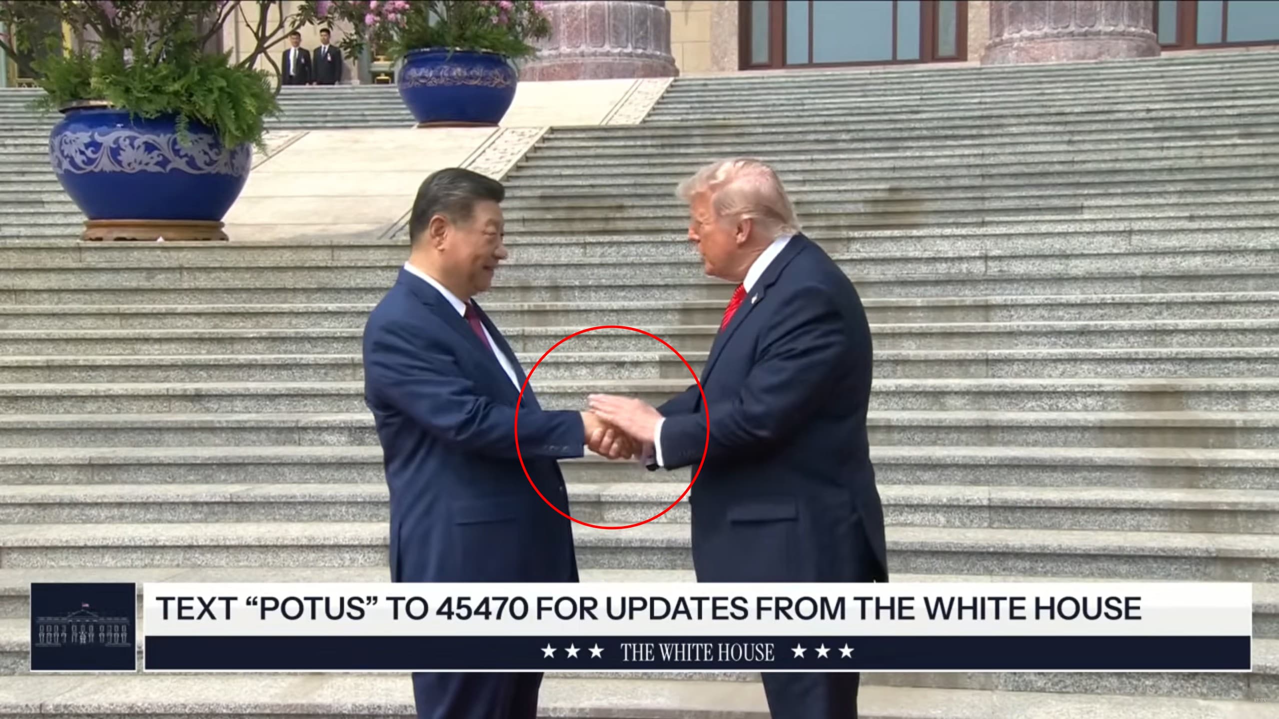 川普輕拍習近平右手，一展招牌川普式握手法。（翻攝YT@The White House）
