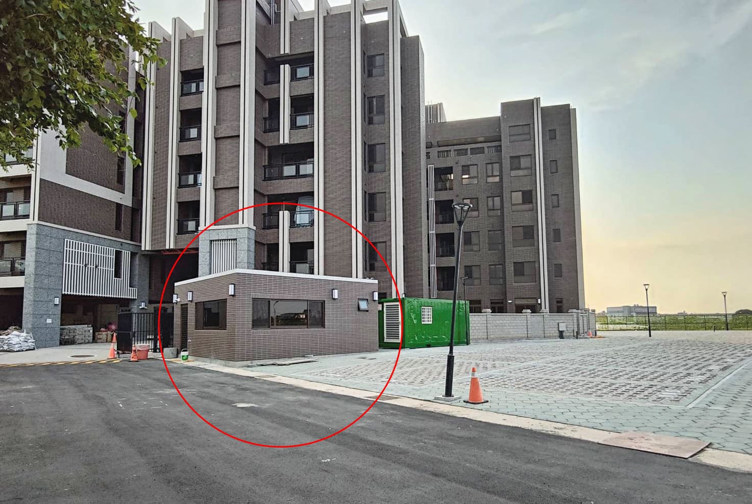 廣川漾社區大門外的管理室（紅圈處）也建在農地上，申請的名義則是農業設施資材室。