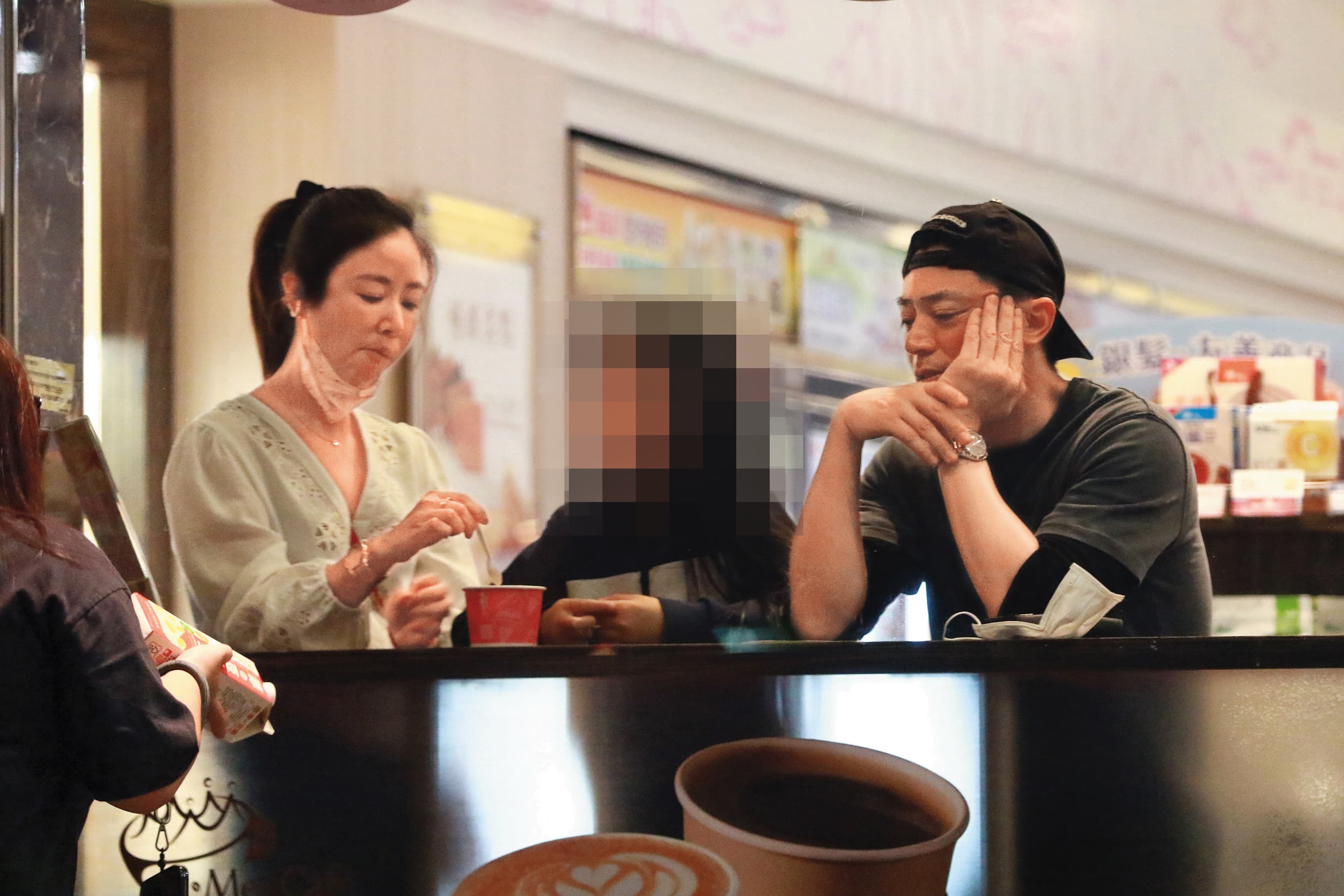 4月25日21：31，一家三口在食品門市買了草莓聖代後，坐在窗邊的座位分享。