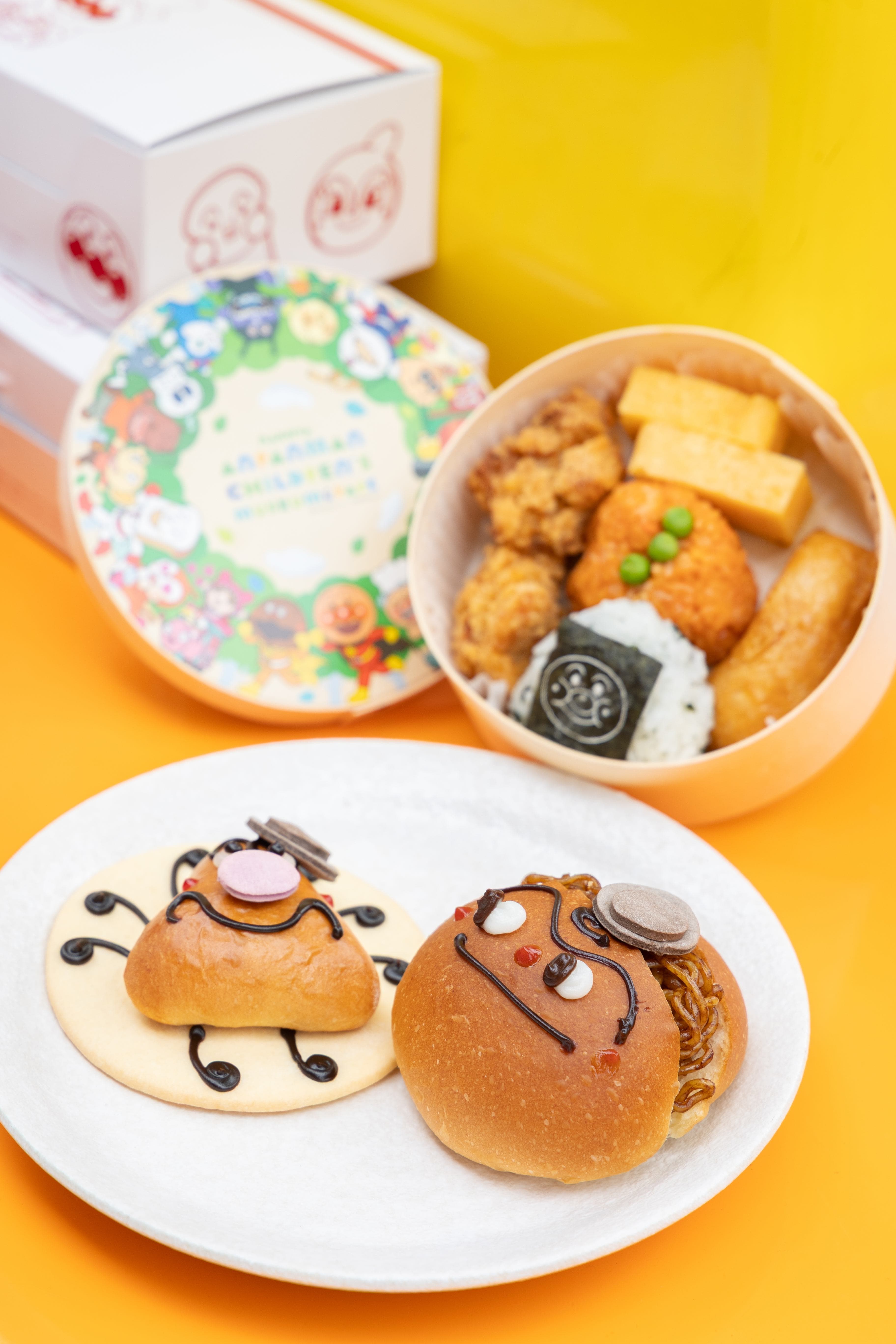 名古屋限定便當「わっぱごはん」（後，1,250日圓起／個，約NT$243）、巧克力奶油口味的黴菌小鬼「かびるんるん」（前左，520日圓起／個，約NT$101）與炒麵麵包人「やきそばパンマン」（前右，520日圓起／個，約NT$101）。