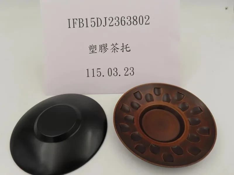 日本高級壽司名店「金澤美味壽司」也有一批自日本進口的塑膠茶托被驗出高錳酸鉀消耗量13ppm。（食藥署提供）