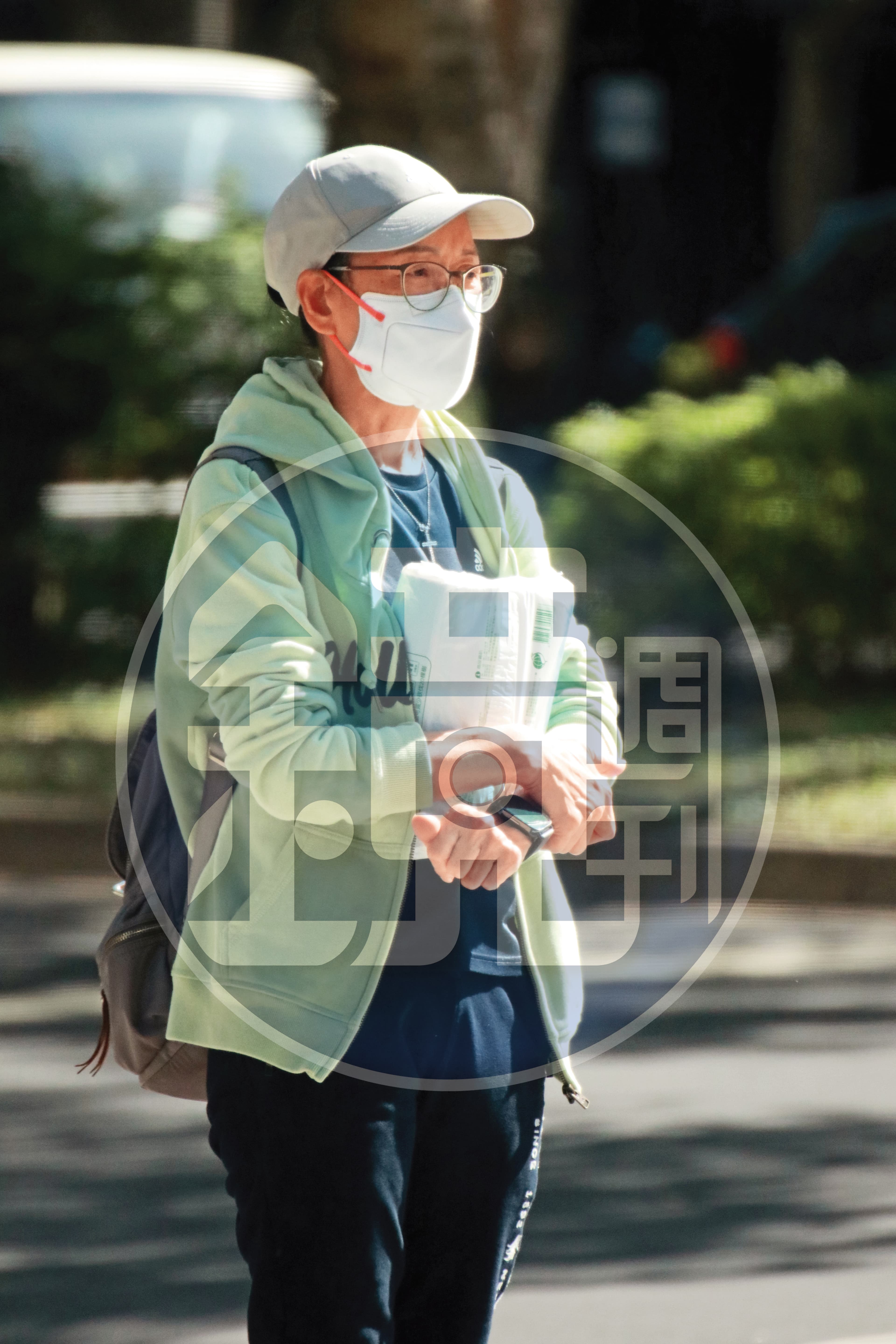 李麗娟在11月30日從住家外出，手上抱著一大包擦手紙巾，送到北市仁愛路的新安親班。