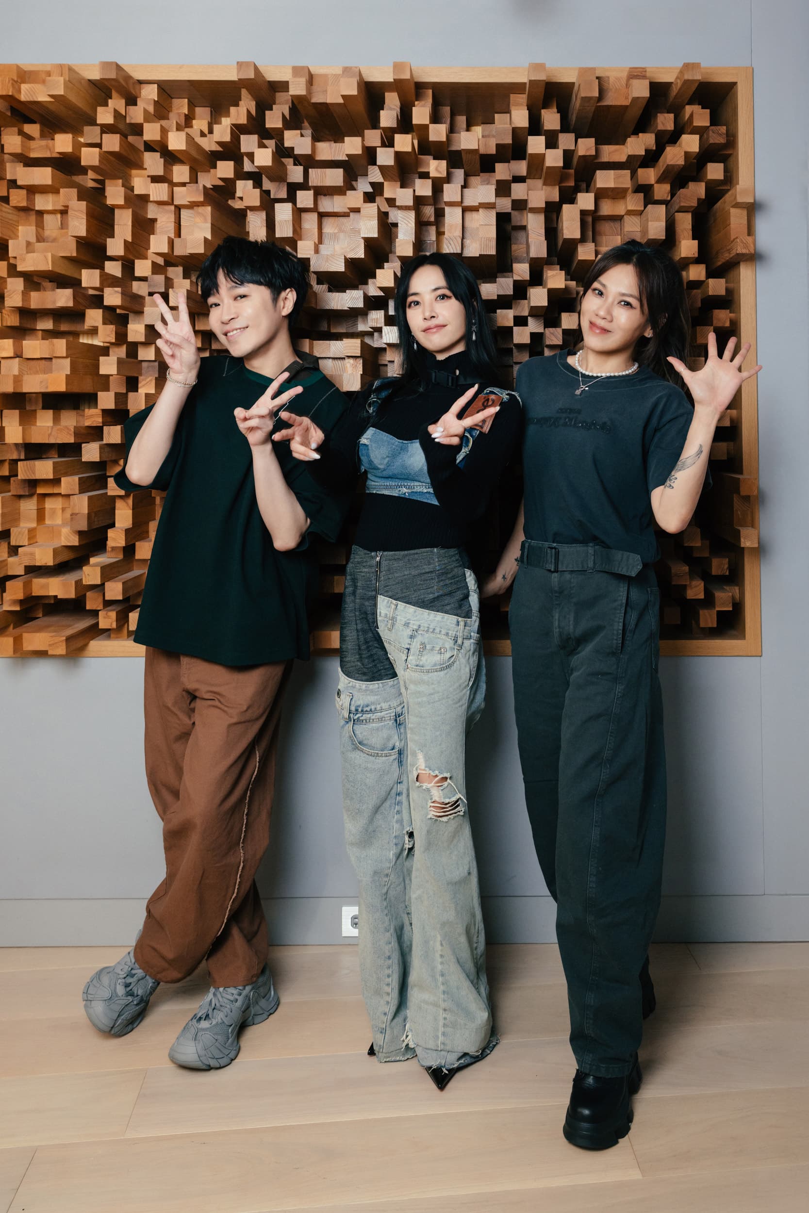JOLIN蔡依林（中）的Podcast 節目《Pleasure Talks》第二集，邀來好友蔡健雅（右）與吳青峰作客。