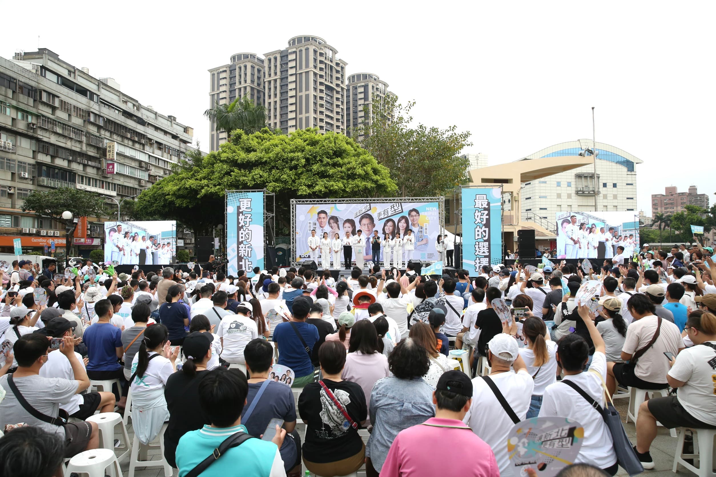 柯文哲列出黃國昌的優點，盼新北市民支持他當市長。（鏡報董孟航）