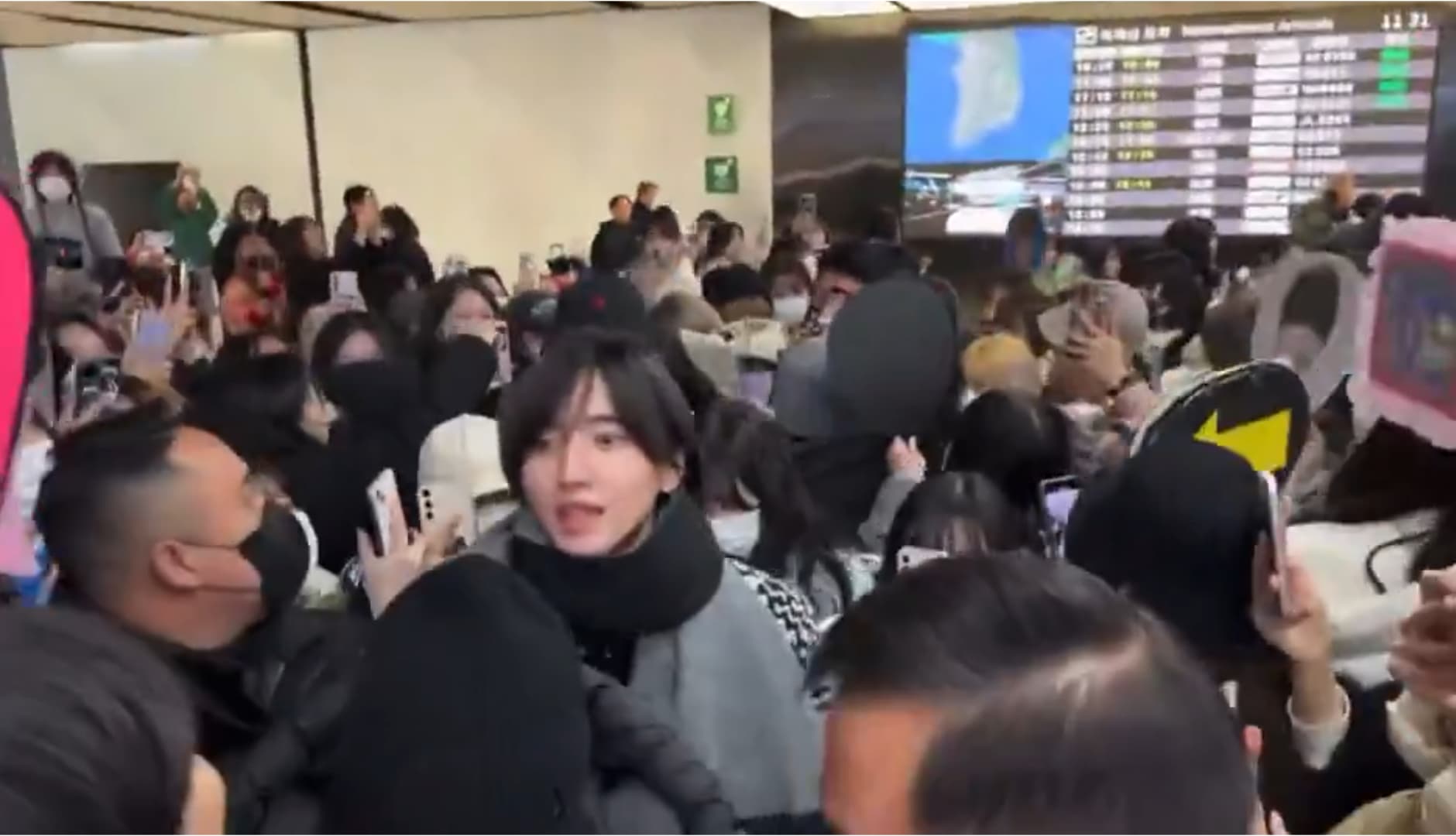 道枝駿佑被粉絲團團包圍。（翻攝X）