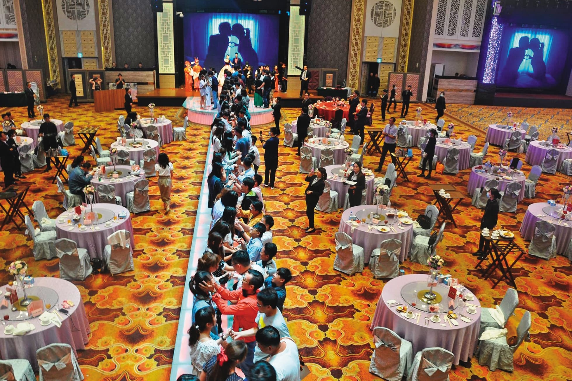 大型婚宴會館也是享溫馨旗下事業之一，今年李奇霖婚禮就是在自家席開600桌宴請在地政商名流。（翻攝享溫馨KTV臉書）