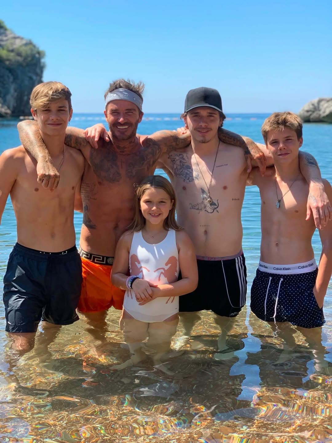 貝嫂分享貝克和4個孩子的舊照，祝丈夫父親節快樂。（翻攝victoriabeckham IG）