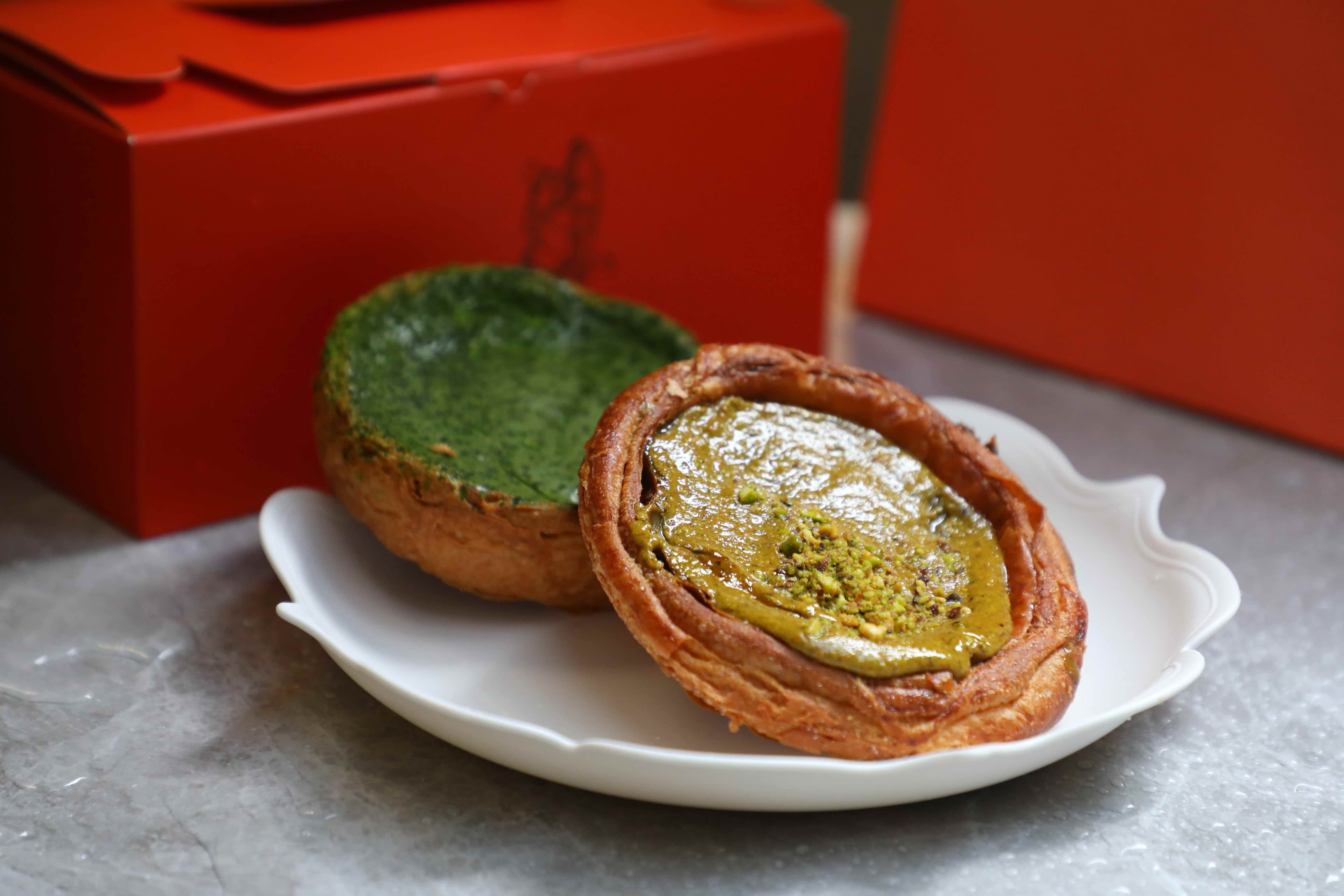 會流漿的濃郁開心果丹麥酥「Pistachio Custard Danish」（前，港幣68元／個，約NT$275）與帶有麻糬夾心的苦甜「Matcha Mochi Custard Danish」（後，港幣60元／個，約NT$243）都是熱賣商品。