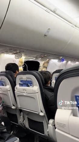 這架飛機在空中機艙整片窗戶脫落，天花板上掛著掉落的氧氣面罩。（翻攝自X）