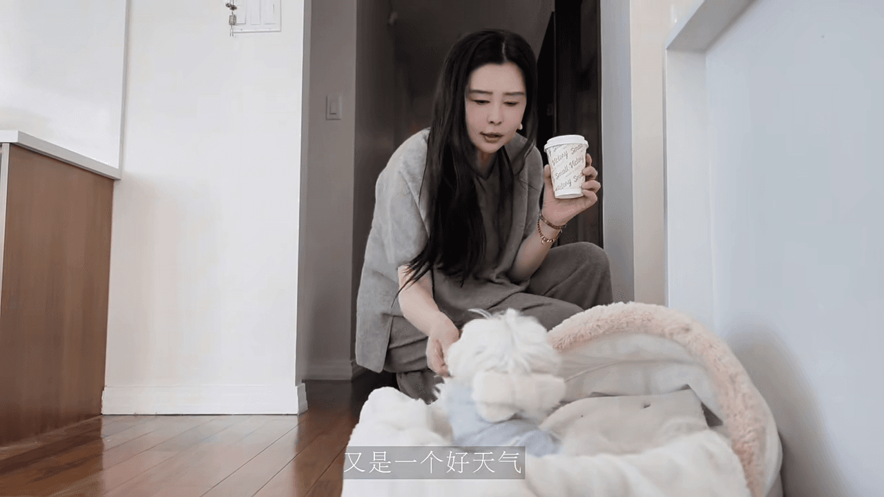 王祖賢在溫哥華的家裡，起床後跟「智悟」打招呼。（翻攝小紅書）