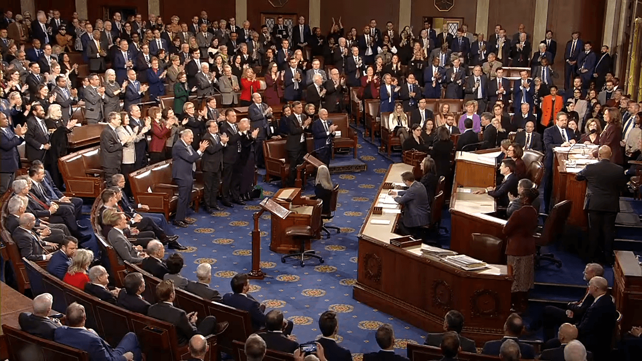 民主黨議員也位賀錦麗鼓掌。（翻攝自 US House Clerk）