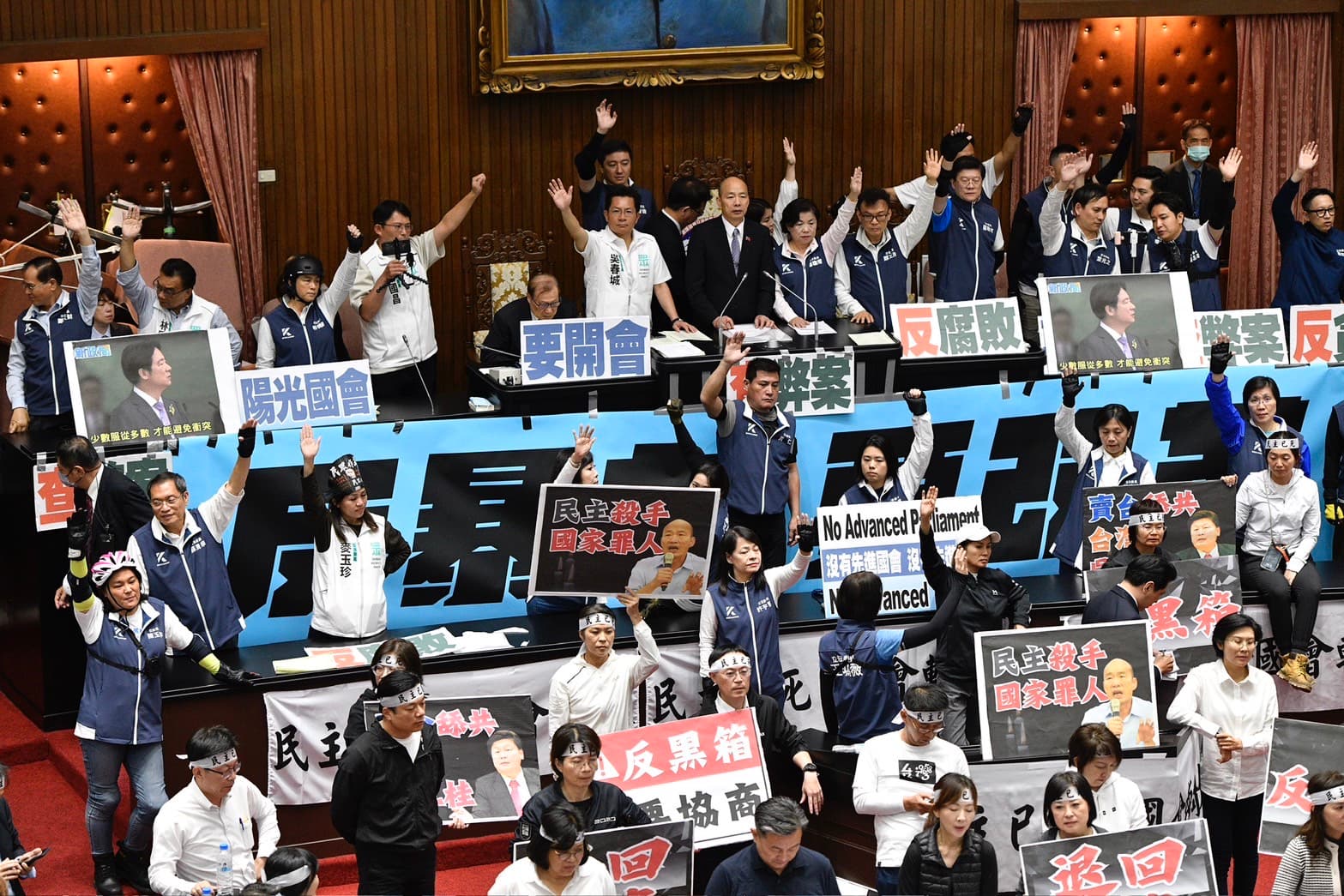 立法院21日表決至深夜，預計週五院會再戰。