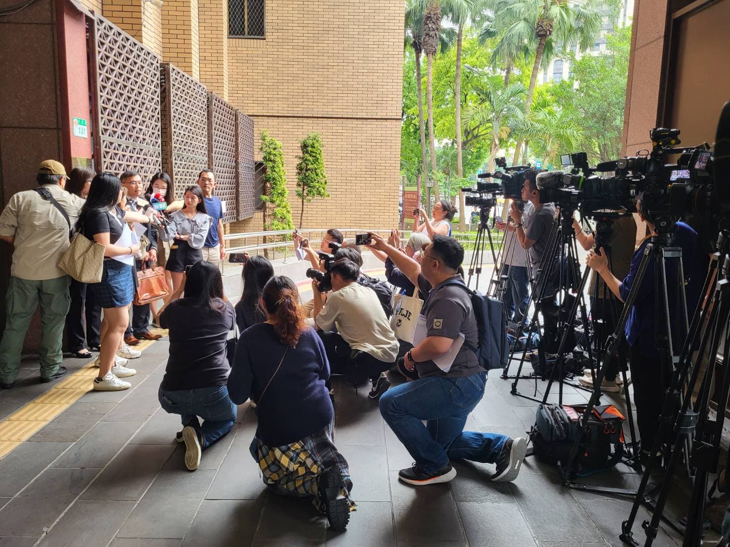 律師林文鵬今天下午到北檢按鈴控告長榮海運董事張國華和柯麗卿涉嫌百億元內線交易，估計不法獲利達21億。（林俊宏攝）