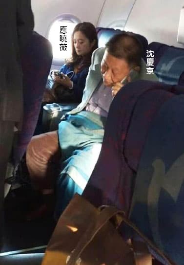 沈慶京曾遭直擊與時任台北市議員應曉薇搭乘同班機前往澳門，顯見2人交情匪淺。（翻攝爆料公社）