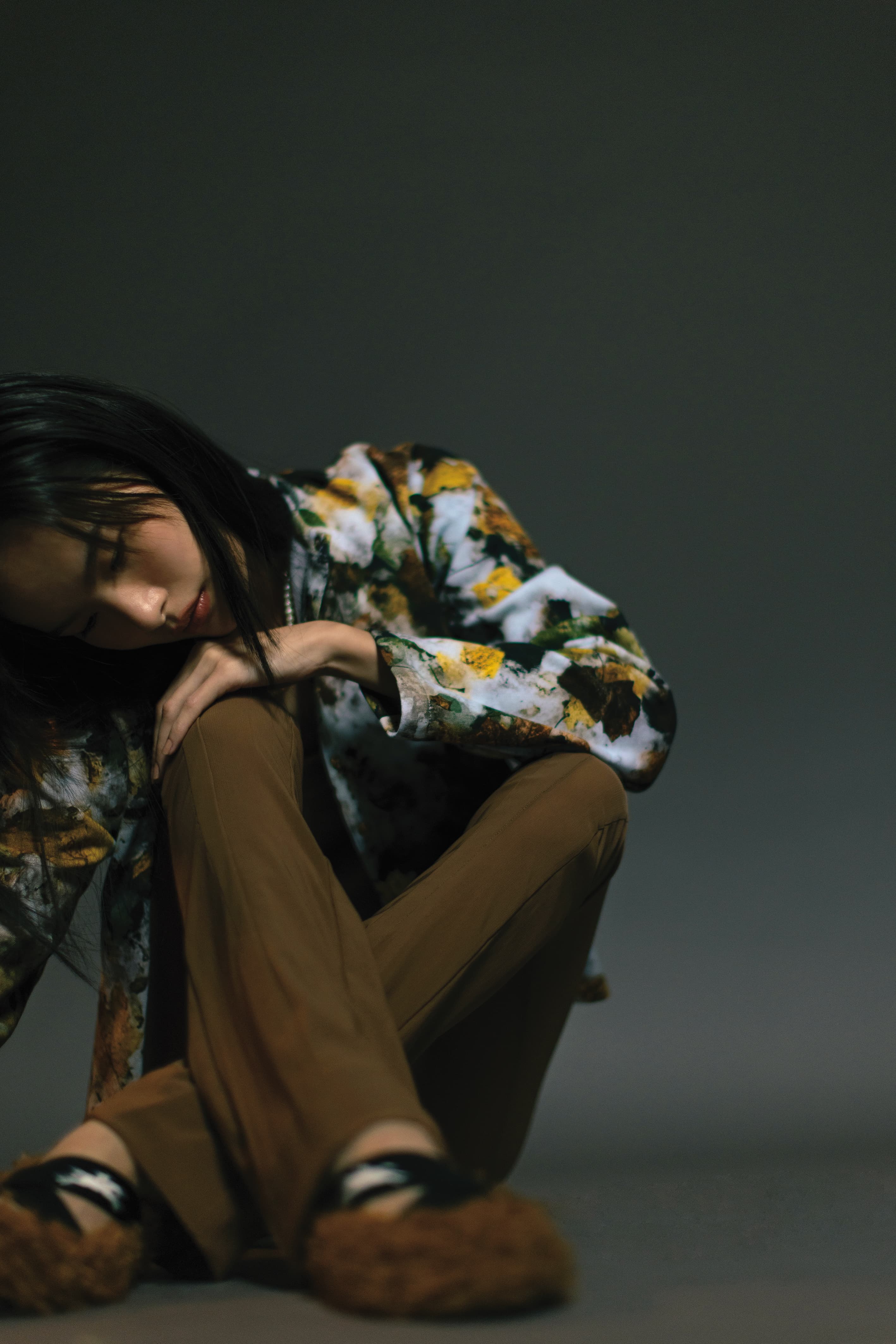 Photoprints棉絨開襟外套 NT$12,580 by agnès b.／網紗長褲 價格店洽 by H&M Studio／Energy豆蔻色芭蕾舞鞋 NT$13,600 by LONGCHAMP／Pandora ME人工淡水養殖珍珠項鍊 NT$9,480 by PANDORA