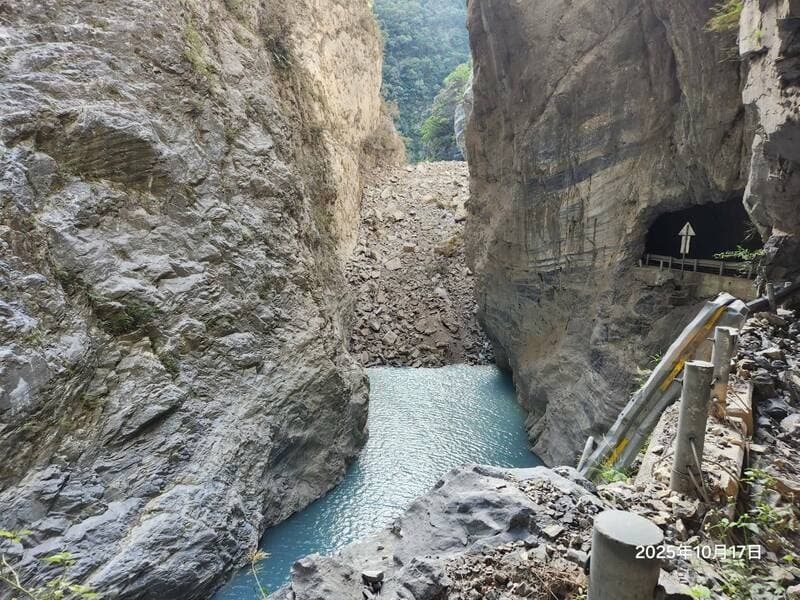 靳珩隧道旁出現堰塞湖，水位持續上升中。（公路局提供）