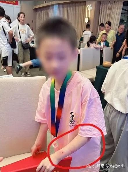 多名家長曾目睹朱父失控踢打兒子，朱宏鑫當場疼到爬不起來。（翻攝畫面）