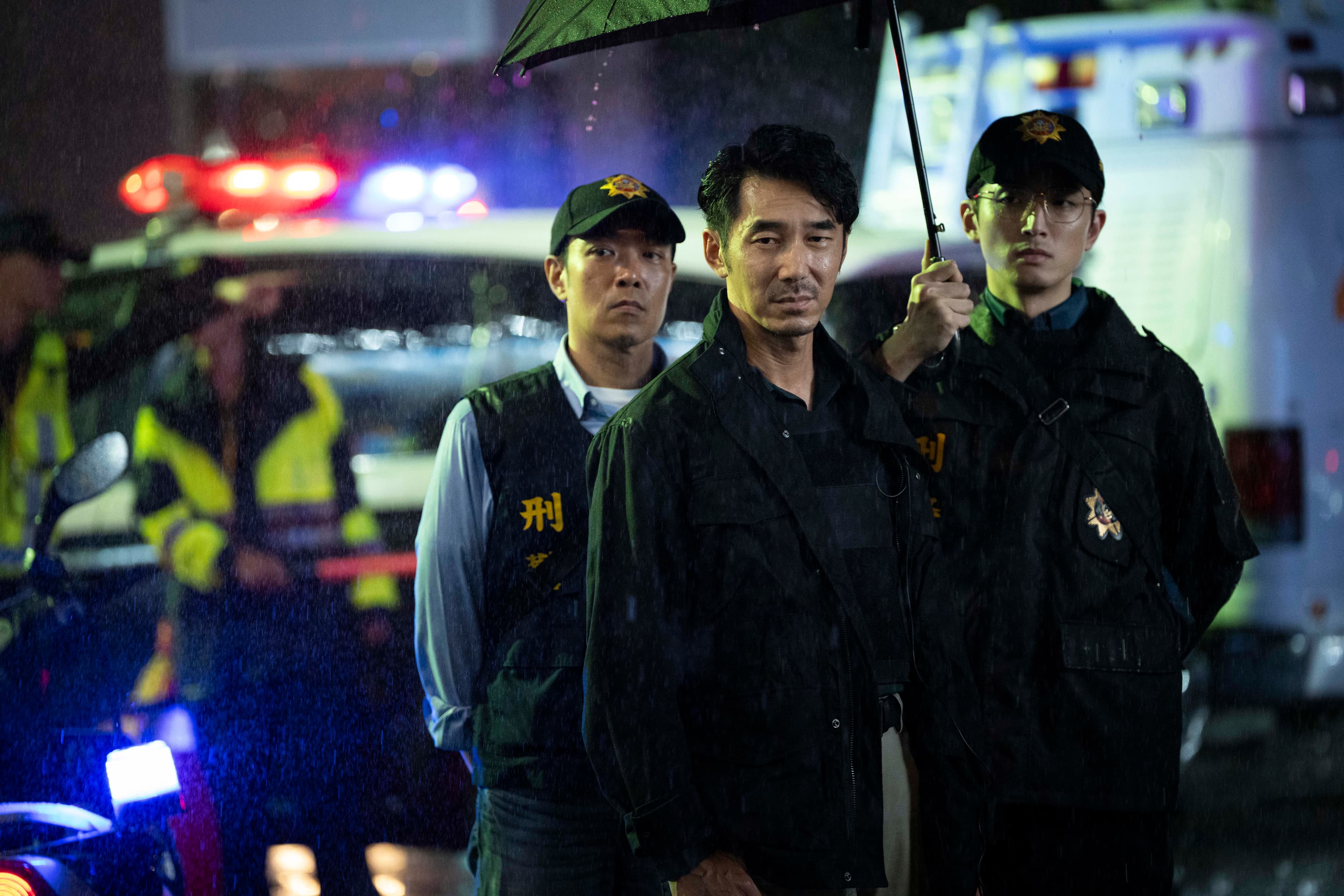 片中飾演警察的李李仁曾透露在虛擬棚拍戲，就跟真的在高鐵上一樣有微晃感。（華影提供）