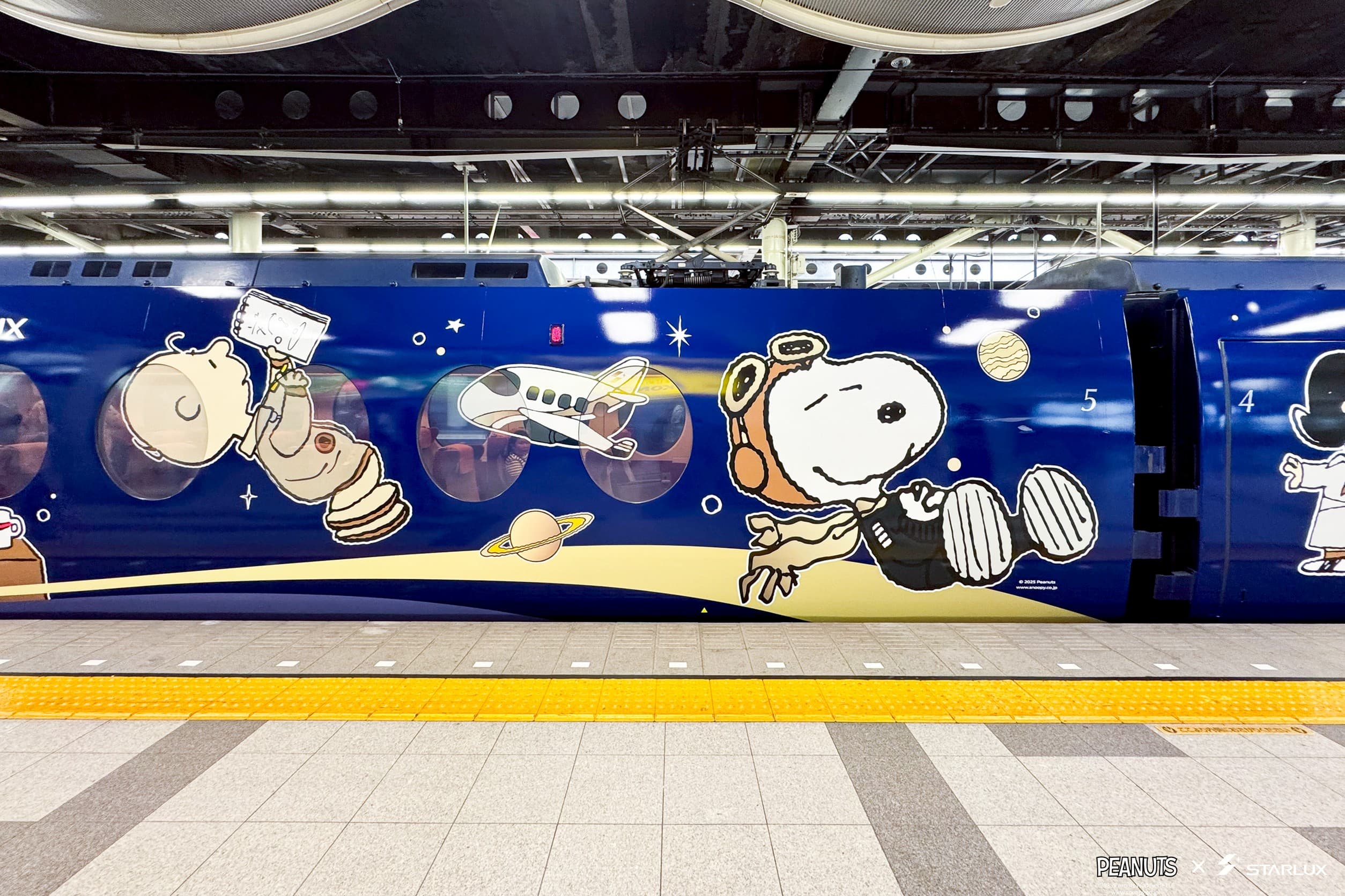 日本南海電鐵推出SNOOPY主題塗裝列車「Rapi:t」，以太空人造型亮相，預計行駛至2025年12月中旬。（星宇航空提供）